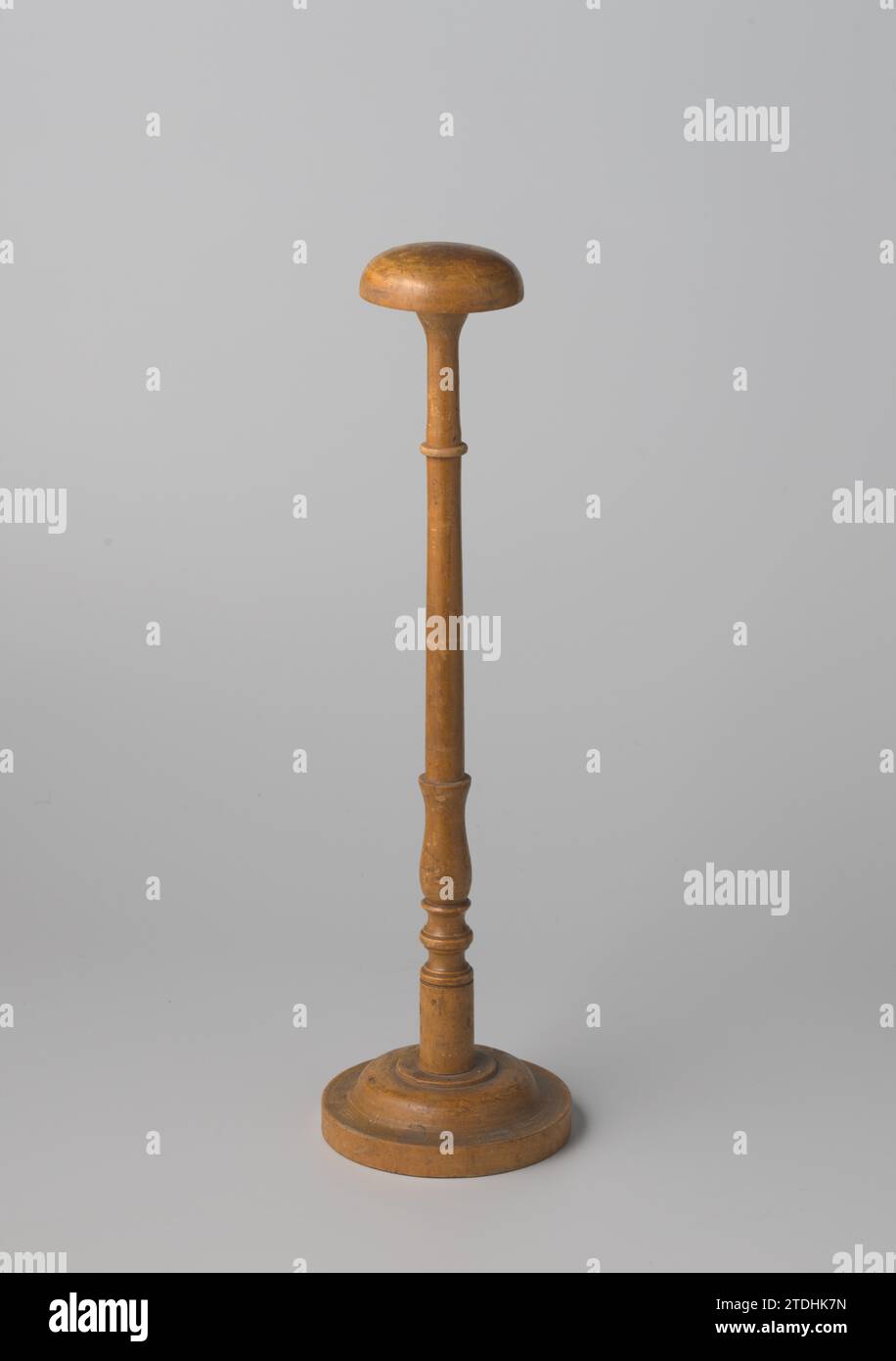 Hutstandard aus leicht lackiertem Holz, anonym, ca. 1915 - ca. 1935 Hutstandard aus leicht lackiertem Holz. Hoch, mit Balusterstamm aus Verbundwerkstoff, einem Ring und einer Klammer, einer Zwiebelstütze und einem dicken, gewölbten Fuß mit Profil. Niederlande ganz: Holz (Pflanzenmaterial) Hutstandard aus leicht lackiertem Holz. Hoch, mit Balusterstamm aus Verbundwerkstoff, einem Ring und einer Klammer, einer Zwiebelstütze und einem dicken, gewölbten Fuß mit Profil. Niederlande, ganz: Holz (pflanzliches Material) Stockfoto