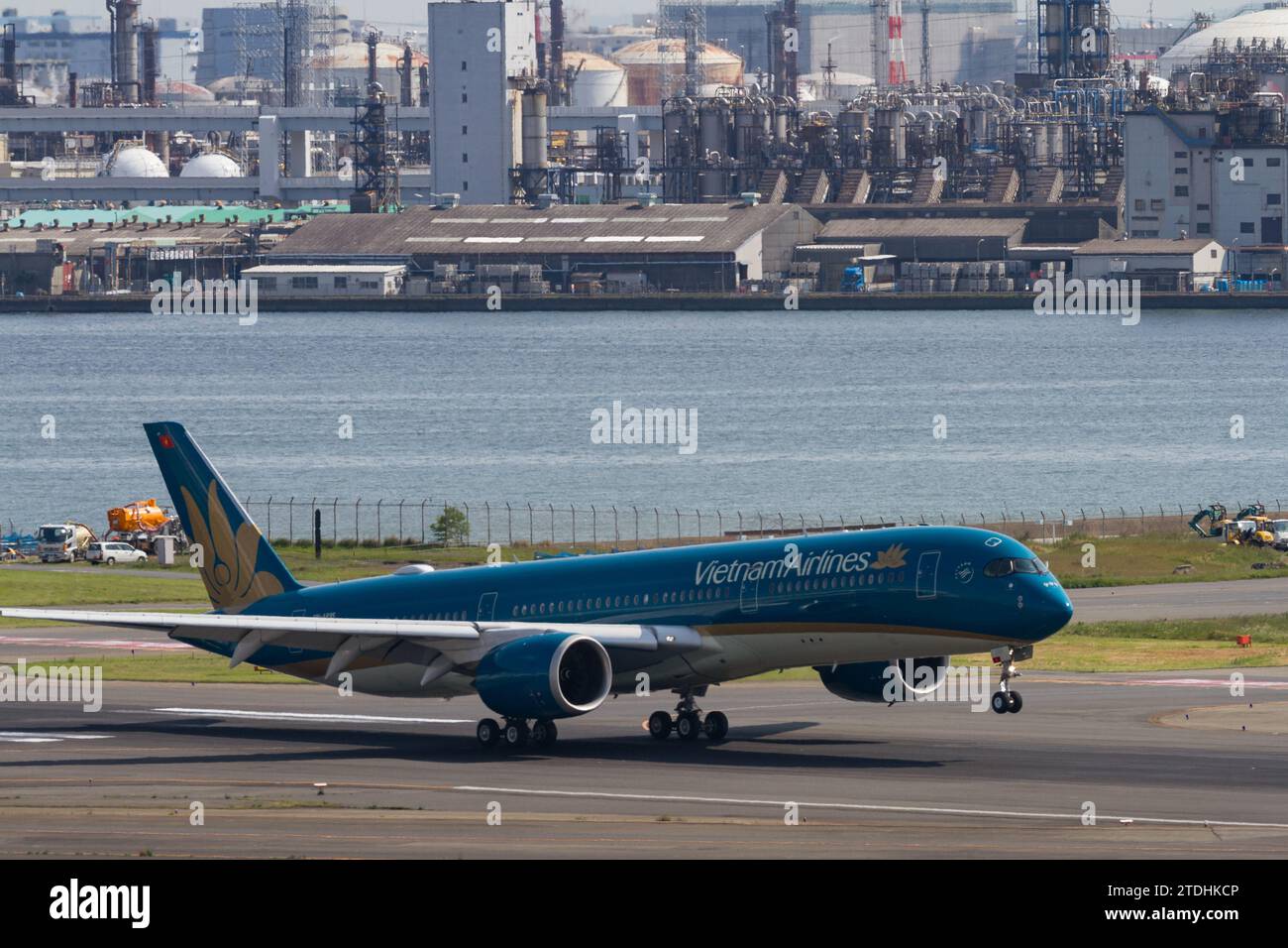 Ein Airbus A350-941 von Vietnam Airlines, der am Flughafen Haneda, Tokio, Japan, landet. Stockfoto