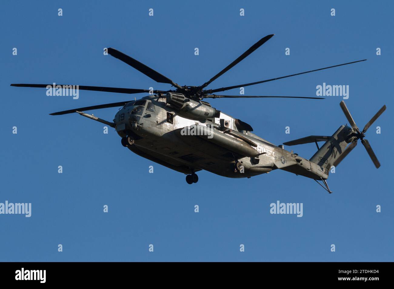 Sikorsky CH53E Super Hallion Helicopter mit der USMC Marine Heavy Helicopter Squadron 361 (HMH-361), bekannt als „The Flying Tigers“, in der Nähe von NAF Atsugi Stockfoto