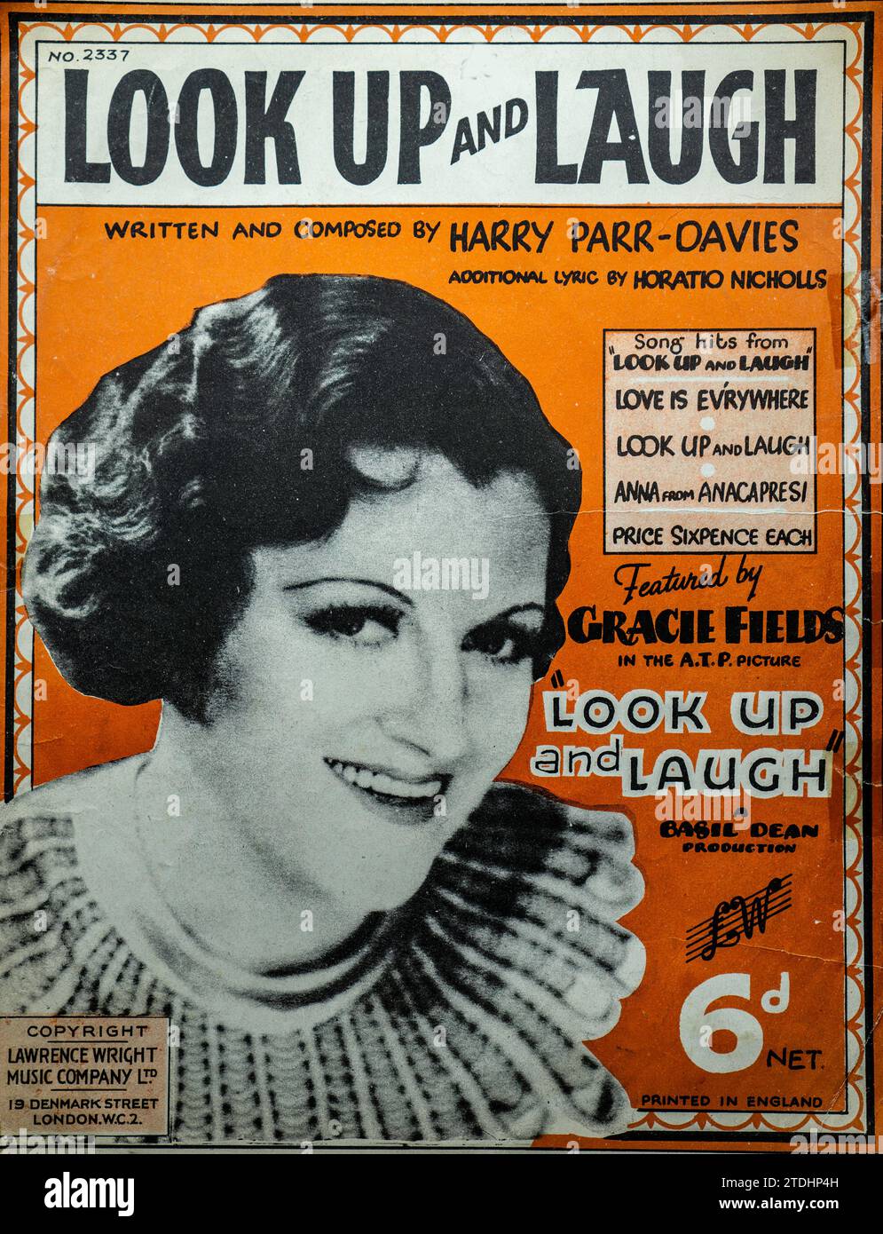 Cover von Look Up and Laugh, geschrieben und komponiert von Harry Parr-Davies mit zusätzlichem Text von Horatio Nicholls, veröffentlicht bei Lawrence Wright Music Company Ltd., London, Price Sixpence net. 1935 spielte Gracie Fields im Film Look Up and Laugh unter der Regie von Basil Dean. Das bebilderte Cover enthält ein Porträt von Feldern und enthält weitere Lieder aus dem Film, darunter Love Is Everywhere und Anna von Anacapresi. Ein anschauliches Beispiel für das britische Kino und Musikverlag der 1930er Jahre. Stockfoto