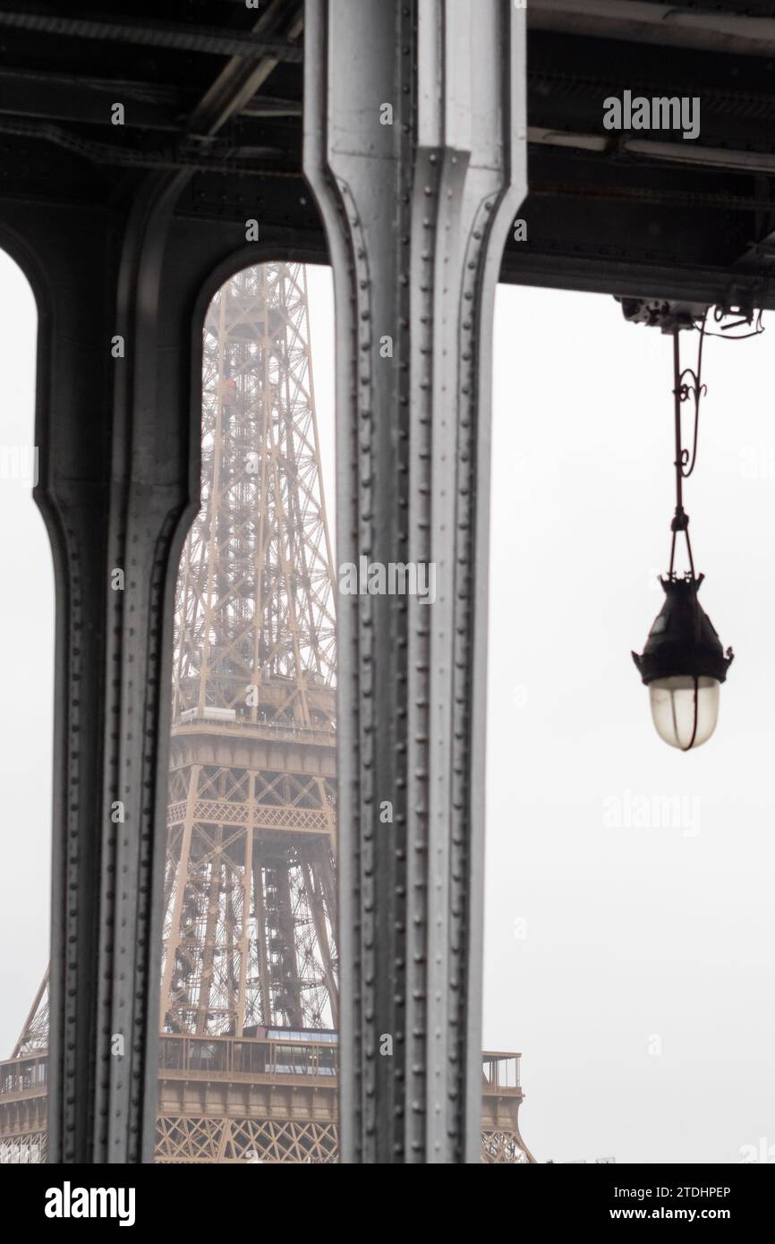 Der Eiffelturm zwischen den Kolonen der Bir-Hakeim-Brücke im Regen in Paris - Frankreich Stockfoto