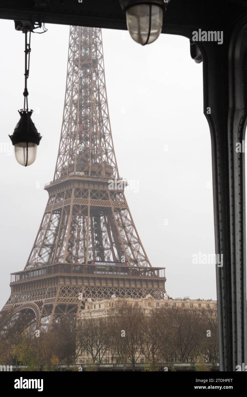 Der Eiffelturm unter der Bir Hakeim Brücke im Regen in Paris - Frankreich Stockfoto