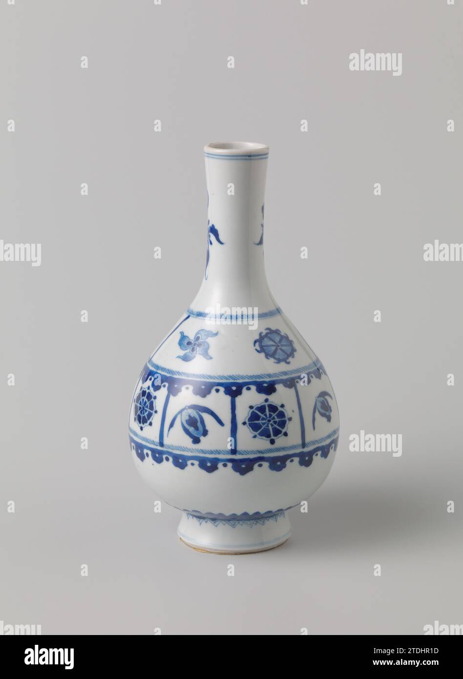 Birnenförmige Flaschenvase mit glückverheißenden Symbolen und stilisierten Blumen, anonym, ca. 1680 - ca. 1720 Flaschenförmige Vase aus Porzellan mit birnenförmigem Korpus und langem Hals, blau lackiert. Auf dem Bauch zwei Reifen in Gänge mit Glückssymbolen (Chakra) und stilisierten Blumen, getrennt durch zwei Zierreifen. Am Hals zweimal eine stilisierte Blume. Um den Fuß ein Band mit erhöhten Blattmotiven. Ein dekorativer Reifen am Fuß. Blau Weiß. Porzellan. Glasur. Kobalt-(Mineral-)Malerei / Glasur Flaschenförmige Vase aus Porzellan mit birnenförmigem Korpus und langem n Stockfoto