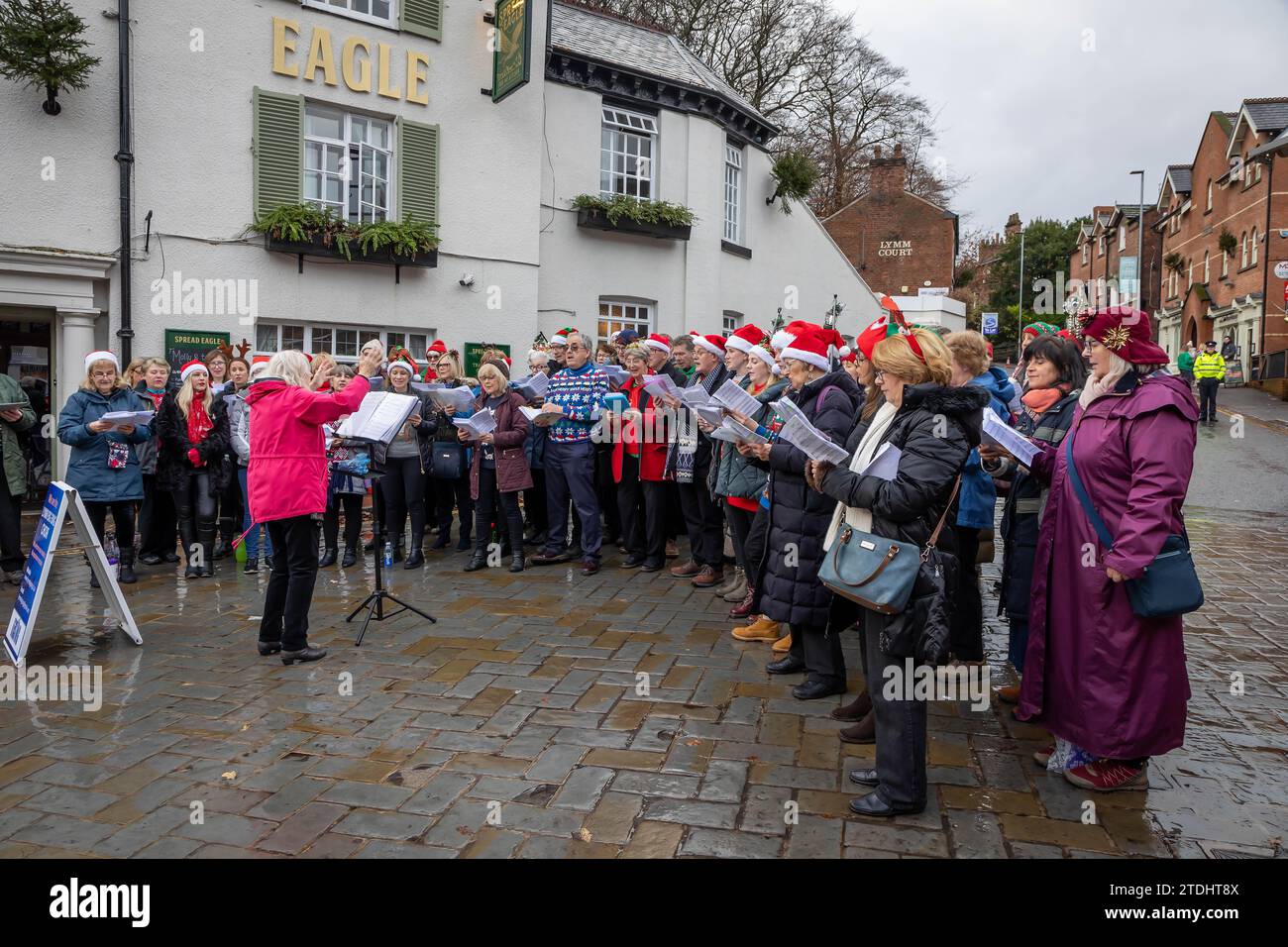 Lymm Big Sing Chor unterhielt die Massen mit Weihnachtsliedern am Lymm Dickensian Day 2023 Stockfoto