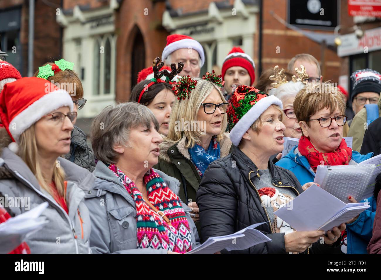 Lymm Big Sing Chor unterhielt die Massen mit Weihnachtsliedern am Lymm Dickensian Day 2023 Stockfoto