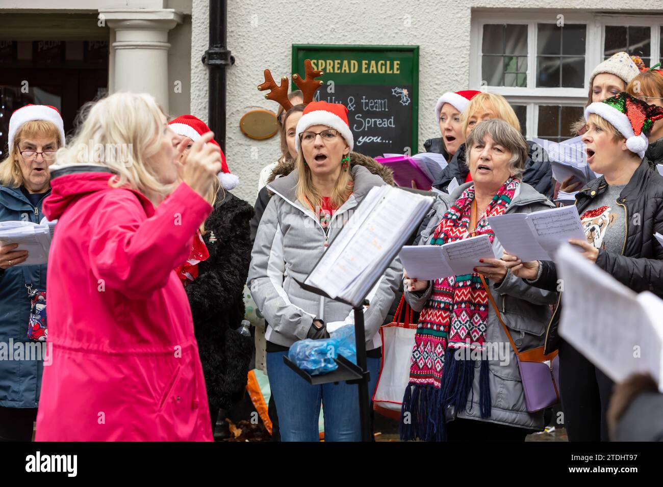 Lymm Big Sing Chor unterhielt die Massen mit Weihnachtsliedern am Lymm Dickensian Day 2023 Stockfoto