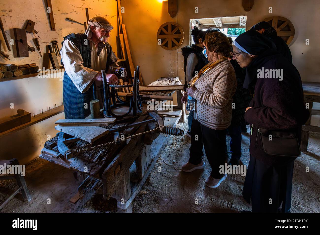 Zimmermann an seiner Werkbank im Dorf Għajnsielem in Bethlehem auf Gozo. Dank der ausführlichen Präsentation und der Beteiligung von über 100 Schauspielern ist die Veranstaltung auch in der Weihnachtszeit in Mġarr, Malta, international ein beliebtes Ziel geworden Stockfoto