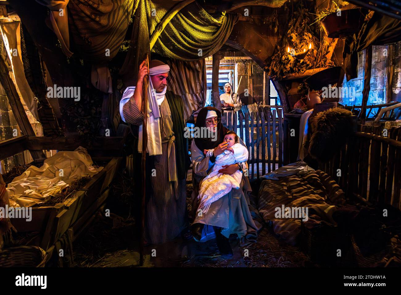 Gtar Grotte. Maria und Josef mit dem Jesuskind im Dorf Bethlehem Għajnsielem auf Gozo. Die Schauspieler stammen aus dem Dorf, sind eine echte Familie und ihr Kind wurde 2023 in Mġarr, Malta, geboren Stockfoto