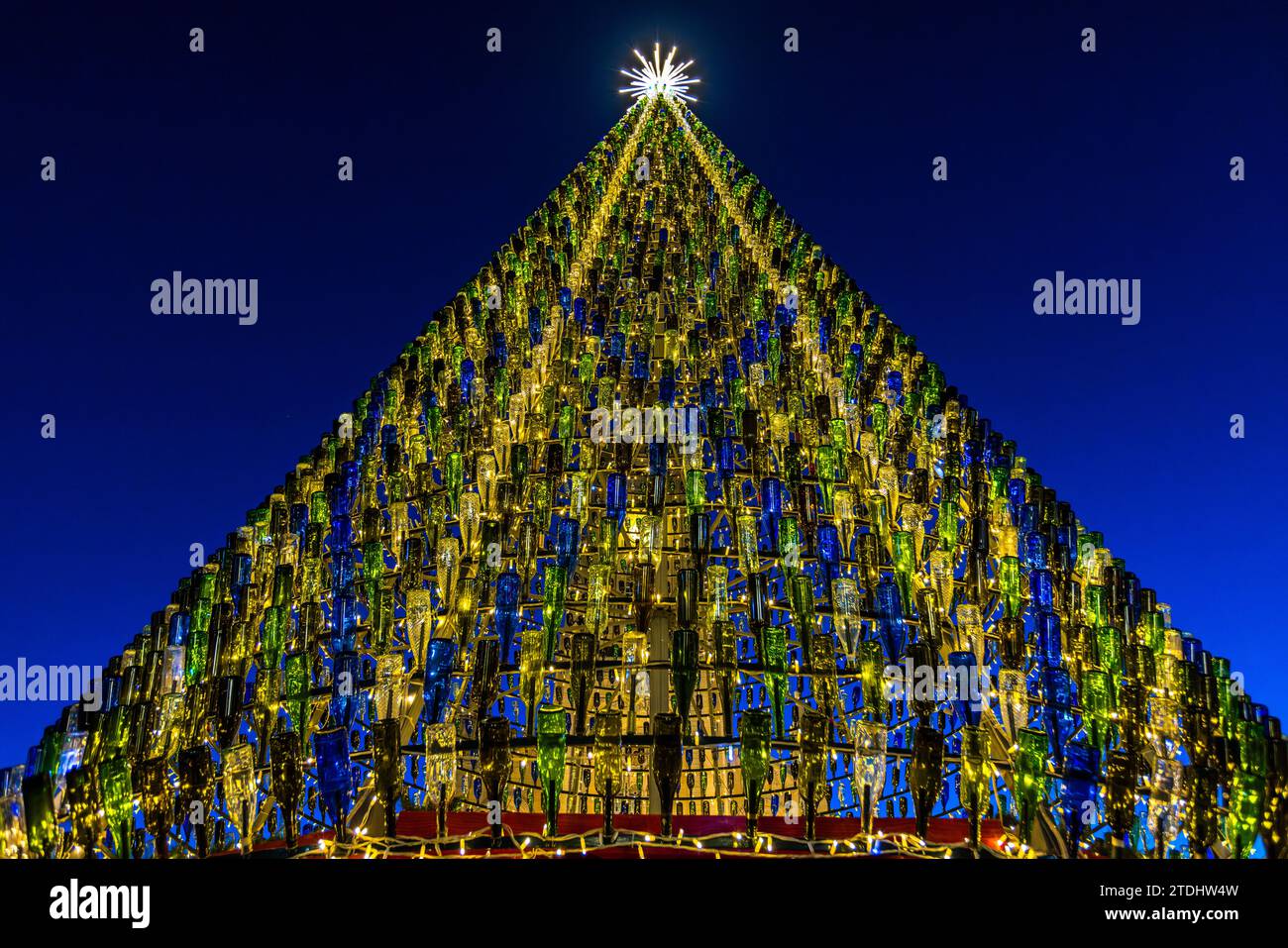 Die Flaschen auf dem Weihnachtsbaum von Għajnsielem werden