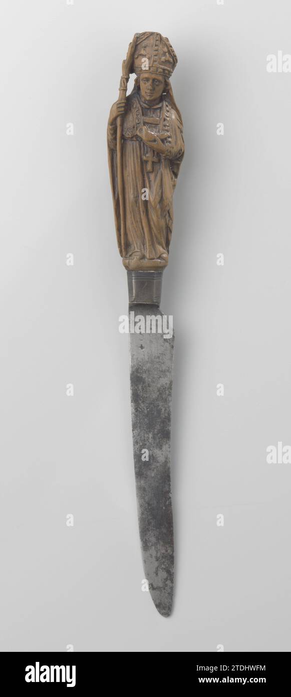 Messer mit einem Griff, der einen Bischof darstellt, anonym, ca. 1650 - ca. 1700 mit seiner rechten Hand hält er den Stab des Bischofs, an der linken Hand trägt er ein Weihrauchschiff. Nordholländische Buchsbaum (Hartholz) mit der rechten Hand hält er den Stab des Bischofs, auf der linken Hand trägt er ein Weihrauchschiff. Nördliche Niederlande Buchsbaum (Hartholz) Stockfoto