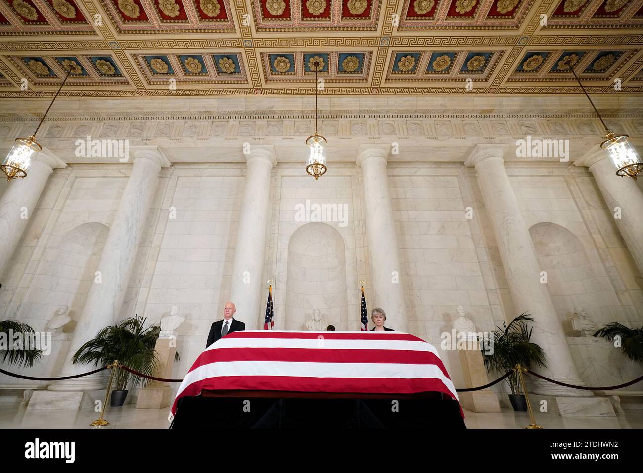 Der mit Fahnen überzogene Sarg des ehemaligen Associate Justice des Supreme Court Sandra Day O'Connor liegt am Montag, 18. Dezember 2023, in der Großen Halle des Supreme Court in Washington. Justice O’Connor, eine in Arizona geborene Frau, die am höchsten Gericht des Landes saß, diente von 1981 bis 2006 und starb am 1. Dezember 2023 im Alter von 93 Jahren. Credit: Jacquelyn Martin/Pool via CNP/MediaPunch Stockfoto