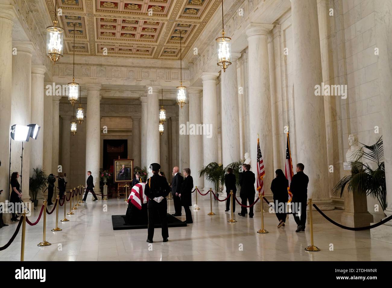 Der mit Fahnen überzogene Sarg des ehemaligen Associate Justice des Supreme Court Sandra Day O'Connor liegt am Montag, 18. Dezember 2023, in der Großen Halle des Supreme Court in Washington. Justice O’Connor, eine in Arizona geborene Frau, die am höchsten Gericht des Landes saß, diente von 1981 bis 2006 und starb am 1. Dezember 2023 im Alter von 93 Jahren. Credit: Jacquelyn Martin/Pool via CNP/MediaPunch Stockfoto