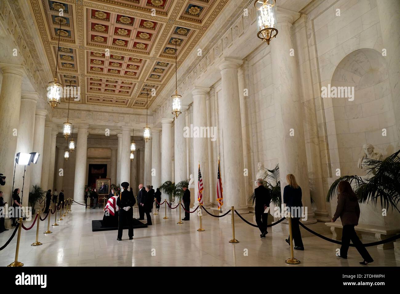 Der mit Fahnen überzogene Sarg des ehemaligen Associate Justice des Supreme Court Sandra Day O'Connor liegt am Montag, 18. Dezember 2023, in der Großen Halle des Supreme Court in Washington. Justice O’Connor, eine in Arizona geborene Frau, die am höchsten Gericht des Landes saß, diente von 1981 bis 2006 und starb am 1. Dezember 2023 im Alter von 93 Jahren. Credit: Jacquelyn Martin/Pool via CNP/MediaPunch Stockfoto