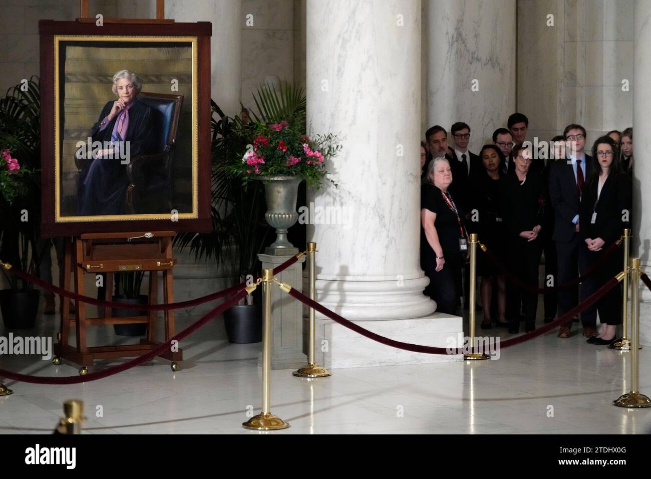 Die Leute hören während einer privaten Zeremonie für den ehemaligen Associate Justice des Supreme Court Sandra Day O'Connor in der Großen Halle des Supreme Court in Washington, Montag, 18. Dezember 2023. Justice O’Connor, eine in Arizona geborene Frau, die am höchsten Gericht des Landes saß, diente von 1981 bis 2006 und starb am 1. Dezember 2023 im Alter von 93 Jahren. Credit: Jacquelyn Martin/Pool via CNP/MediaPunch Stockfoto