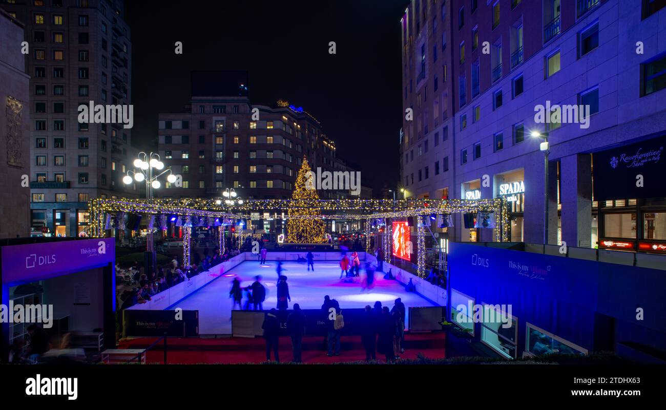 Mailand Italien 13. Dezember 2023: Eislaufbahn im Zentrum von Mailand Stockfoto