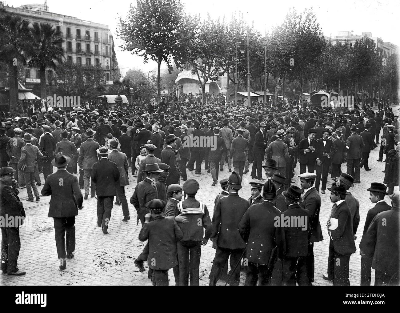 11/19/1911. Studenten in Barcelona. Paare von der Sicherheitskräfte, die die Schüler, die auf die Infantin Doña Paz warten, festhalten. Quelle: Album / Archivo ABC / José Arija Stockfoto