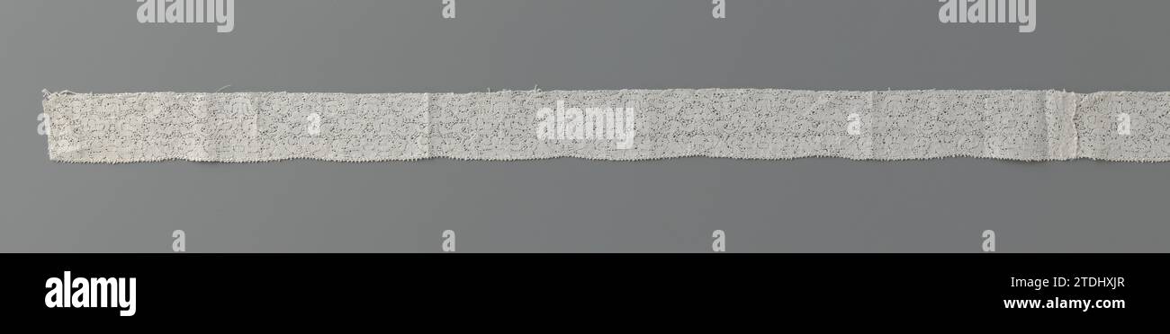 Streifenspule mit symmetrischen Kompositionen aus kleinen floralen Motiven, anonym, ca. 1650 - ca. 1699 Streifen naturfarbener niederländischer Spule. Das sich wiederholende Muster besteht aus zwei sich verschmelzenden symmetrischen Kompositionen, in denen die Motive nahe beieinander liegen. Eine Zusammensetzung besteht aus einem umgedrehten Kelch oder einer Tulpe auf der Oberseite des Streifens. Darunter befinden sich zwei wolkenförmige Blätter, die sich in der Mittellinie gegenseitig stören, mit einer Rosette an der Unterseite des darunter liegenden Streifens. Die andere Komposition besteht aus zwei Rosettenblüten, die sich an sich kräuselnden Stangen aneinander kräuseln, in Stockfoto