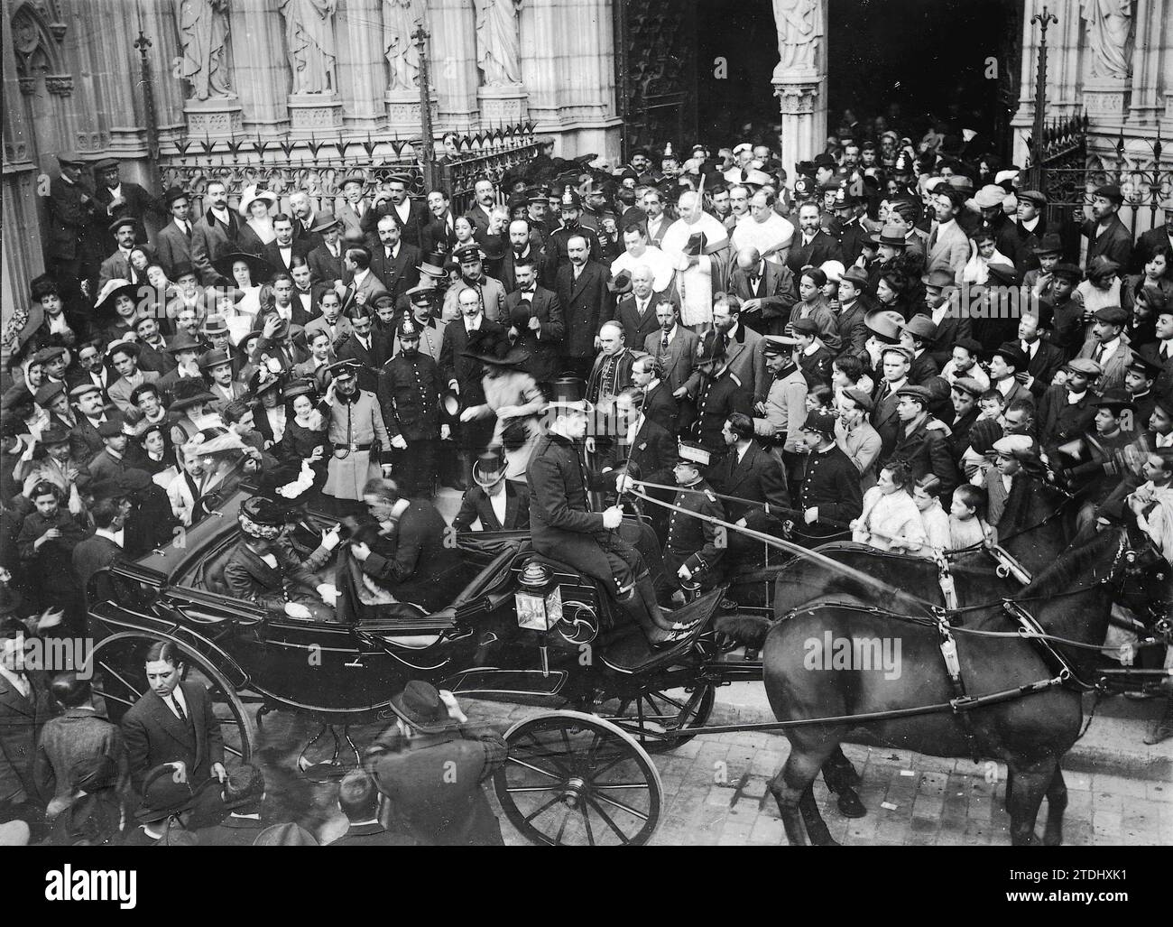 10/31/1911. Die Infantin Doña Paz in Barcelona. Ankunft seiner Hoheit und Prinzessin Pilar nach Barcelona, wo sie vom Bischof und rat empfangen und von der Öffentlichkeit hochgelobt wurden. Sie besuchen die Kathedrale, das Rathaus, das Archäologische Museum, den Provinzrat, Tibidabo und Montserrat. Quelle: Album / Archivo ABC / José Arija Stockfoto