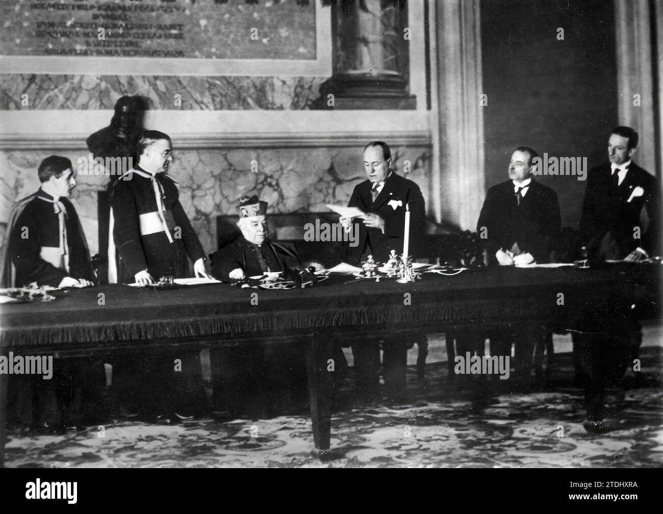 12/31/1928. VIDAL FOTO. - Rom: Italienisches Abkommen. Von links nach rechts: Monsignore Pizzardo, Monsignore Borgongini Duca, Kardinal Gasparri, Mussolini, Mr. Bocco, Herr Guinta. Quelle: Album / Archivo ABC / Vidal Stockfoto