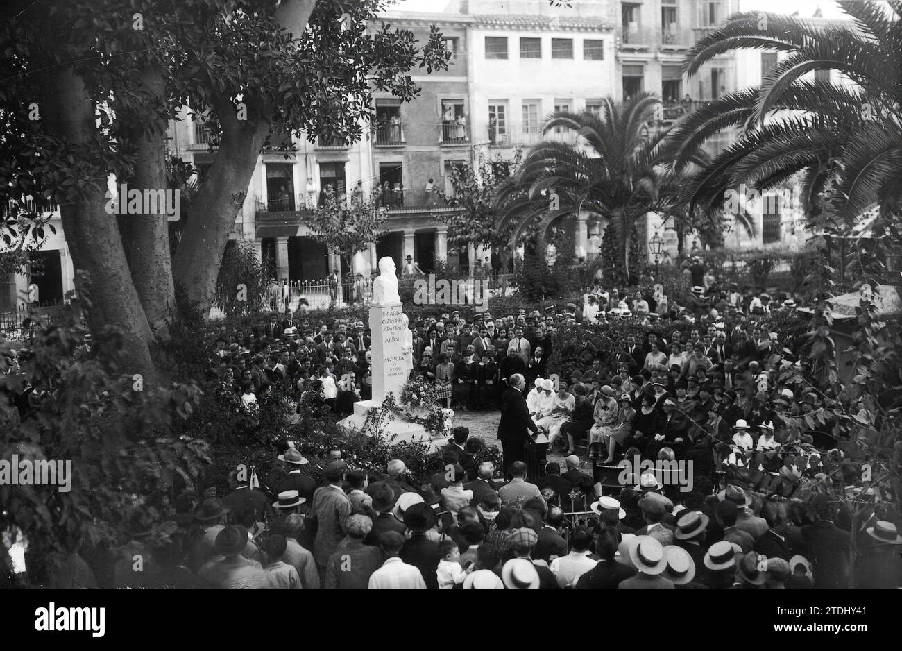 09/30/1926. Murcia. Tribut an einen Weisen. Entdeckung der Büste, die dem berühmten Montes-Ingenieur D. Ricardo Codorniu errichtet wurde. Die Arbeit des Bildhauers Planes. Der Bürgermeister in seiner Rede (Foto. Mateo) -. Quelle: Album/Archivo ABC/Mateo Stockfoto