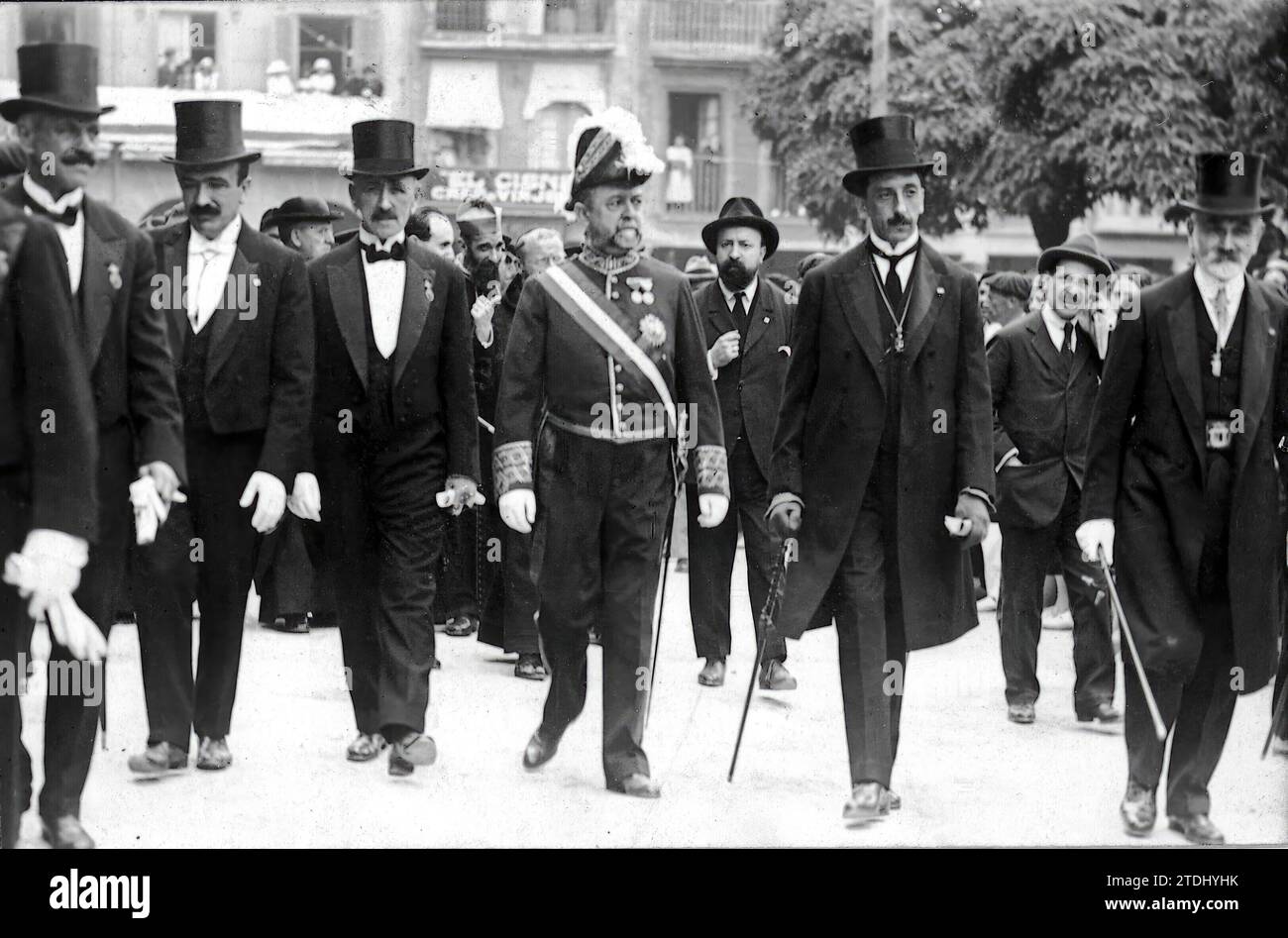 07/19/1920. Pamplona. Der Wettbewerb II. Baskenland. Minister Bugallal (X), begleitet von den Behörden, bei der Ankunft im Theater Gayarre, um die Versammlung zu eröffnen. Quelle: Album / Archivo ABC / Víctor Pliego Stockfoto