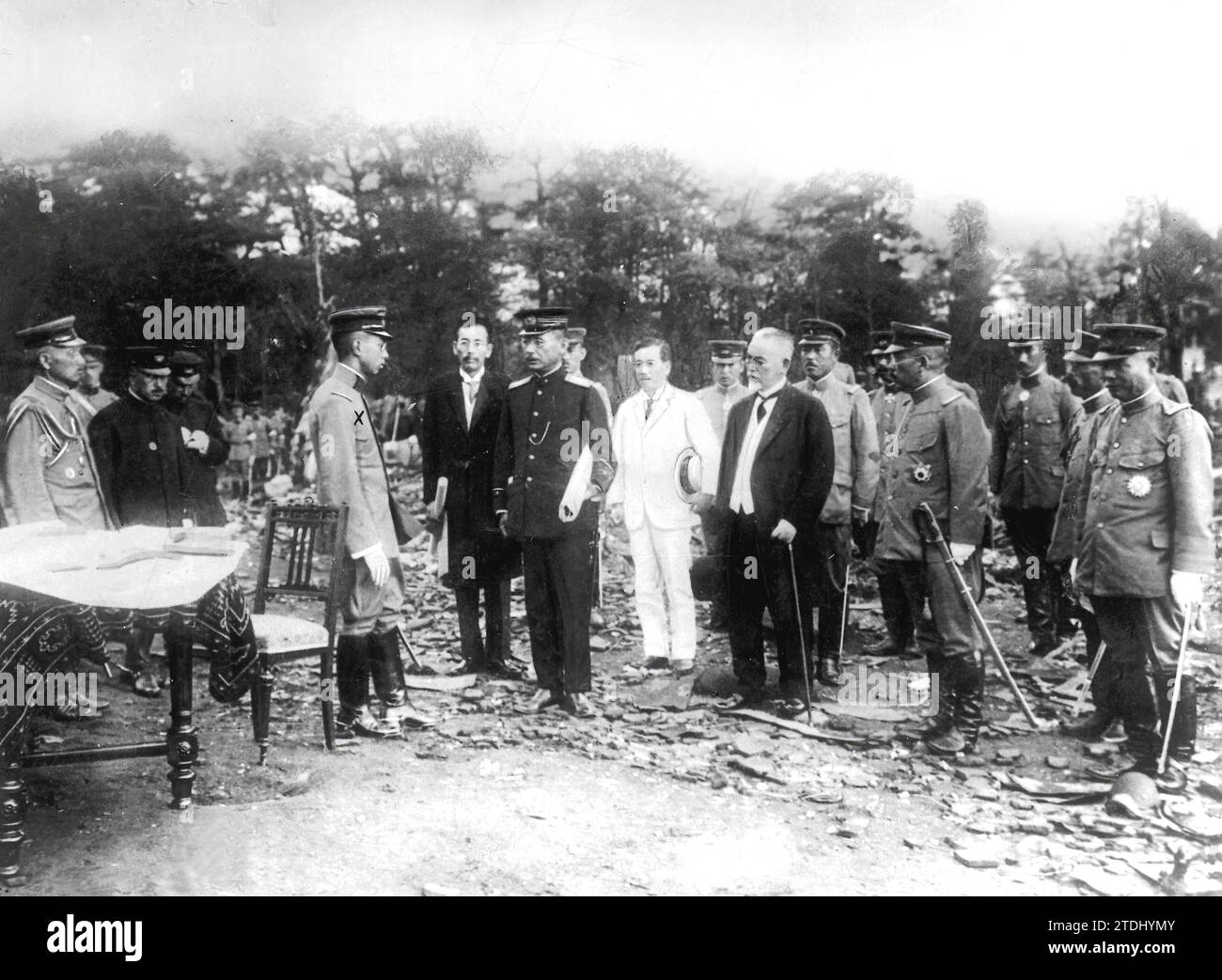 11/30/1923. Tokio. Nach der Katastrophe. Der Kronprinz, Regent of Empire (X), in einem der durch das Erdbeben zerstörten Viertel, sah die Pläne und lauschte den Wiederaufbauprojekten. Quelle: Album / Archivo ABC / Vidal Stockfoto