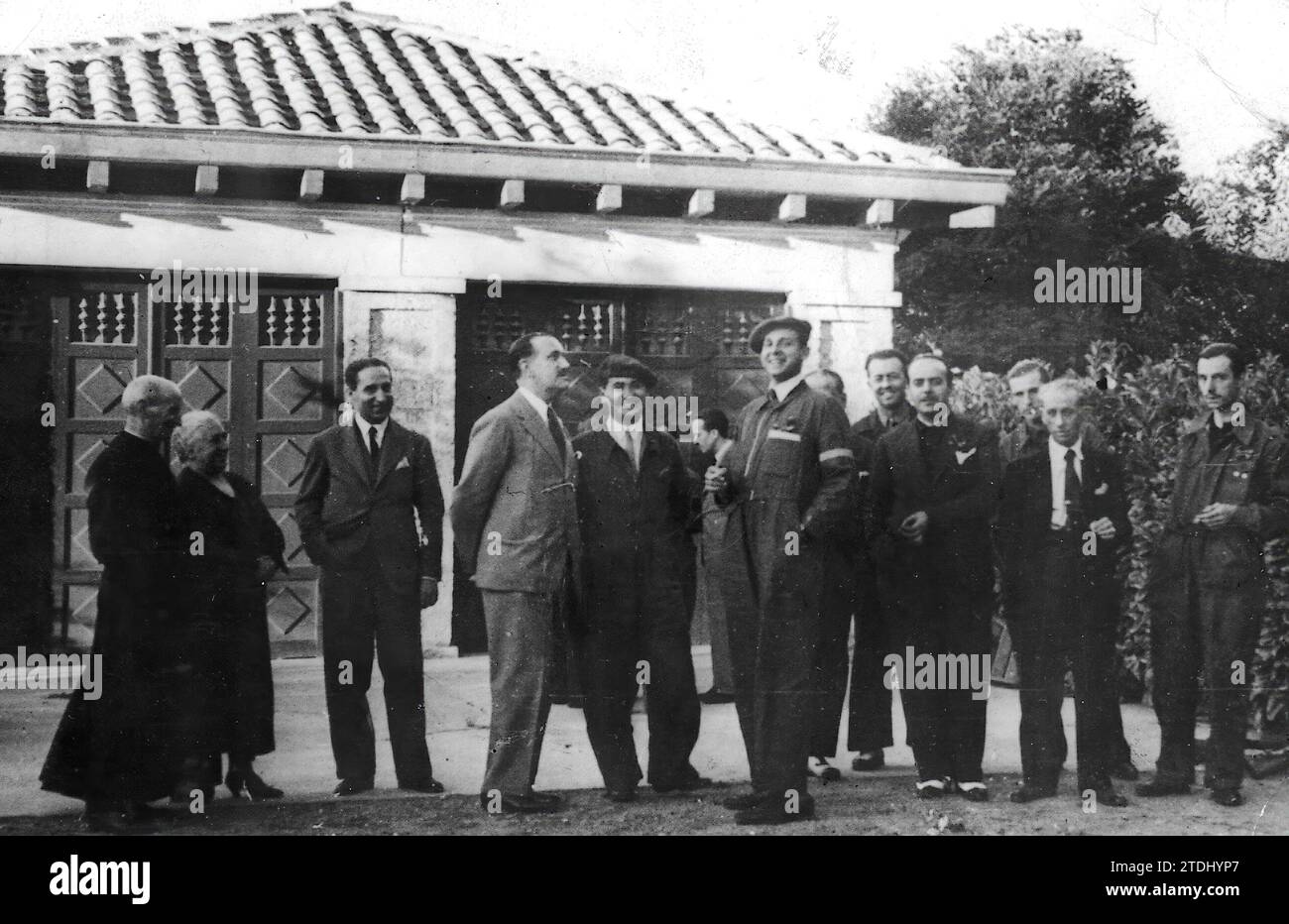 Im August 1936 kam Don Juan de Borbón nach Spanien, um sich freiwillig für den Kampf in den Nationalreihen zu melden, dieses Foto wurde in Burgos aufgenommen. Von links nach rechts: Pfarrer Vesga, Frau von Don Ruperto Vesga, Don José Yanguas Messia, Graf von Vallellano, Markgraf von Eliseda, Graf Barcelona, Graf von Ruiseñada, Don Luis Zunzunegui, Herr Mexía y Lesseps. Quelle: Album/Archivo ABC Stockfoto