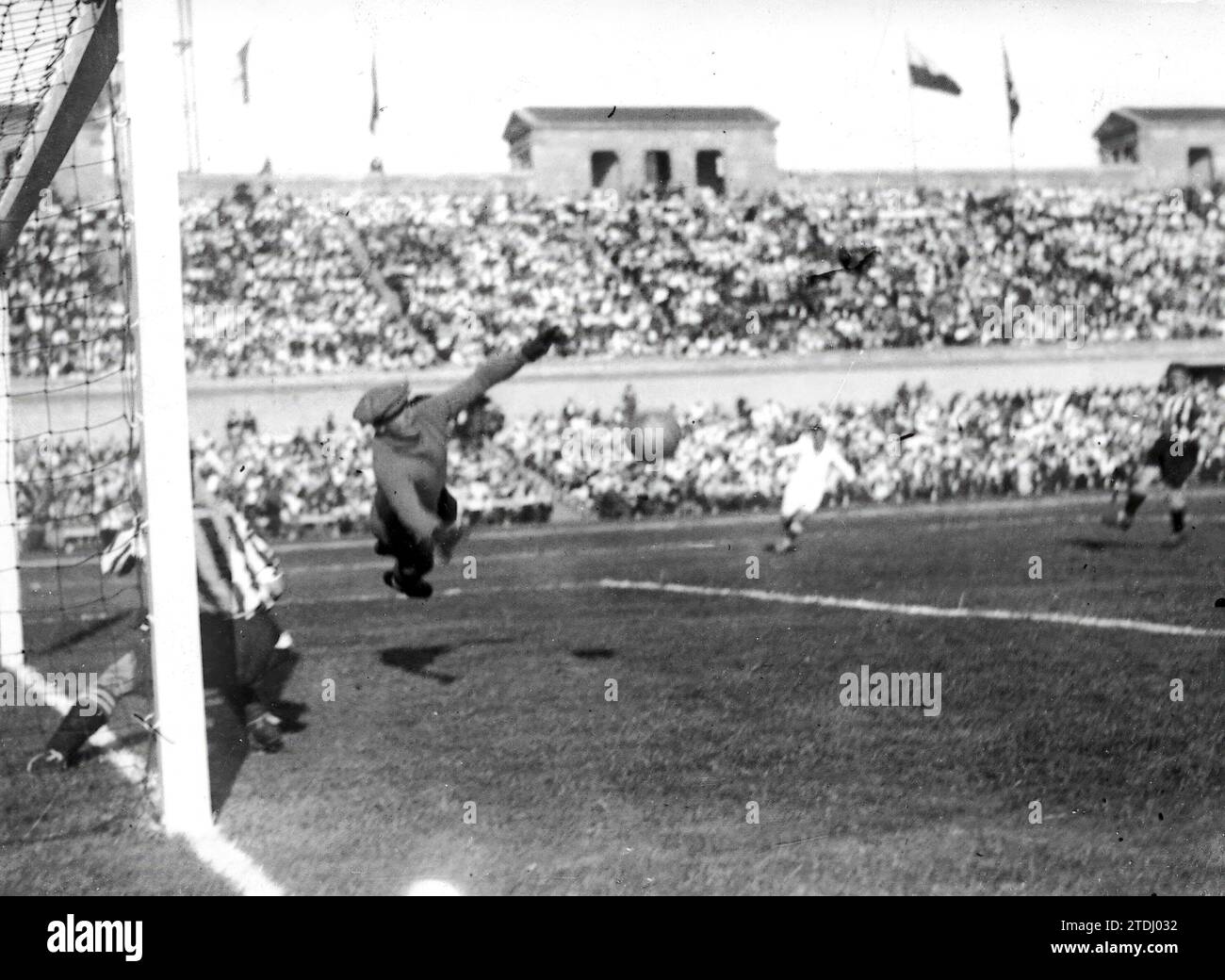 Das Pokalfinale der Saison 1932/33 wurde zwischen Real Madrid und Athletic Bilbao ausgetragen. Das Endergebnis war 1 zu 2 mit einem rot-weißen Sieg. Auf dem Bild sehen Sie das einzige TORFOTO von Real Madrid: ESPIGA. Quelle: Album/Archivo ABC/Espiga Stockfoto