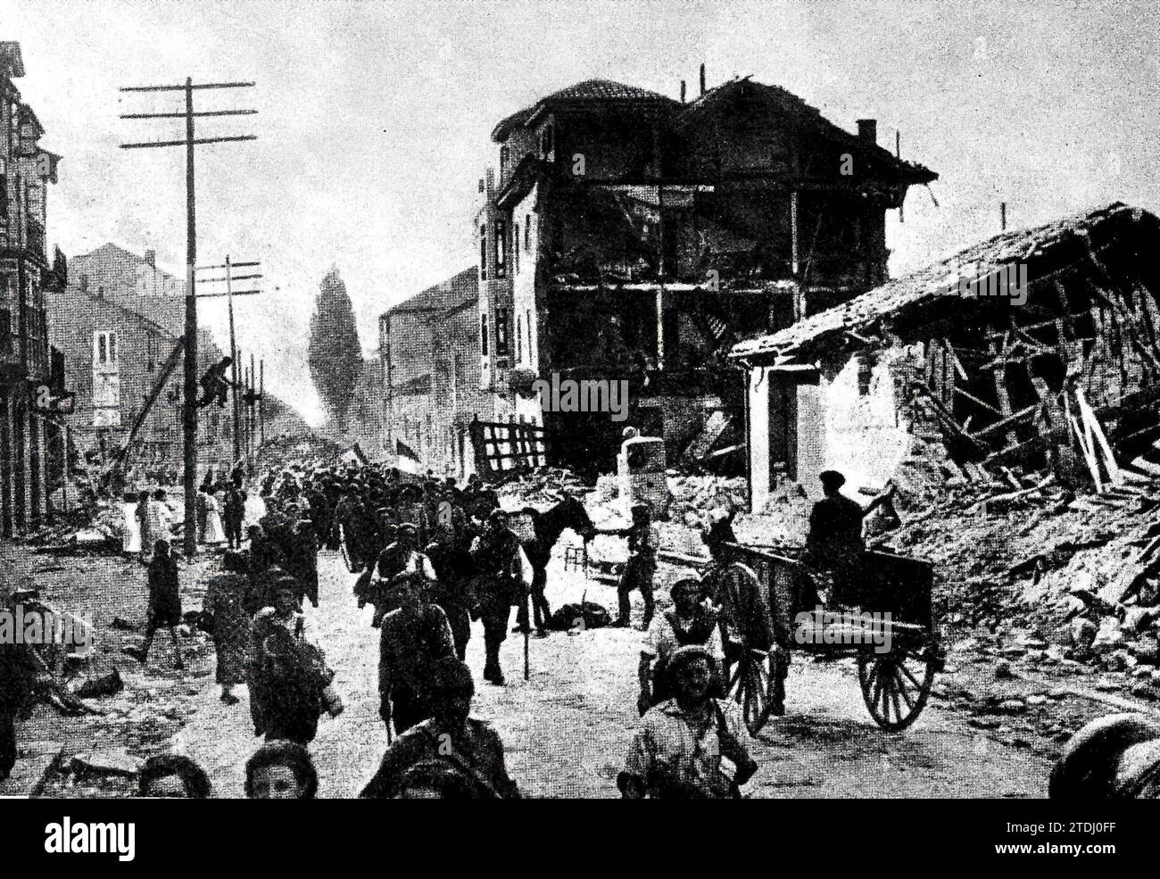 Während sich der Feind nach Asturien zurückzieht, dringen Francos Truppen in Torrelavega ein. 1937. Quelle: Album / Archivo ABC Stockfoto