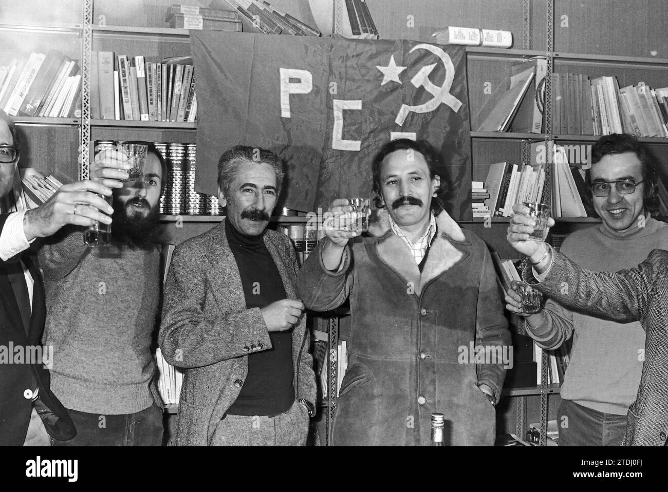 04/08/1977. PCE-Kämpfer stoßen auf die Legalisierung der Partei an, im Hauptquartier ihrer Organisation. Quelle: Album / Archivo ABC / Teodoro Naranjo Domínguez Stockfoto