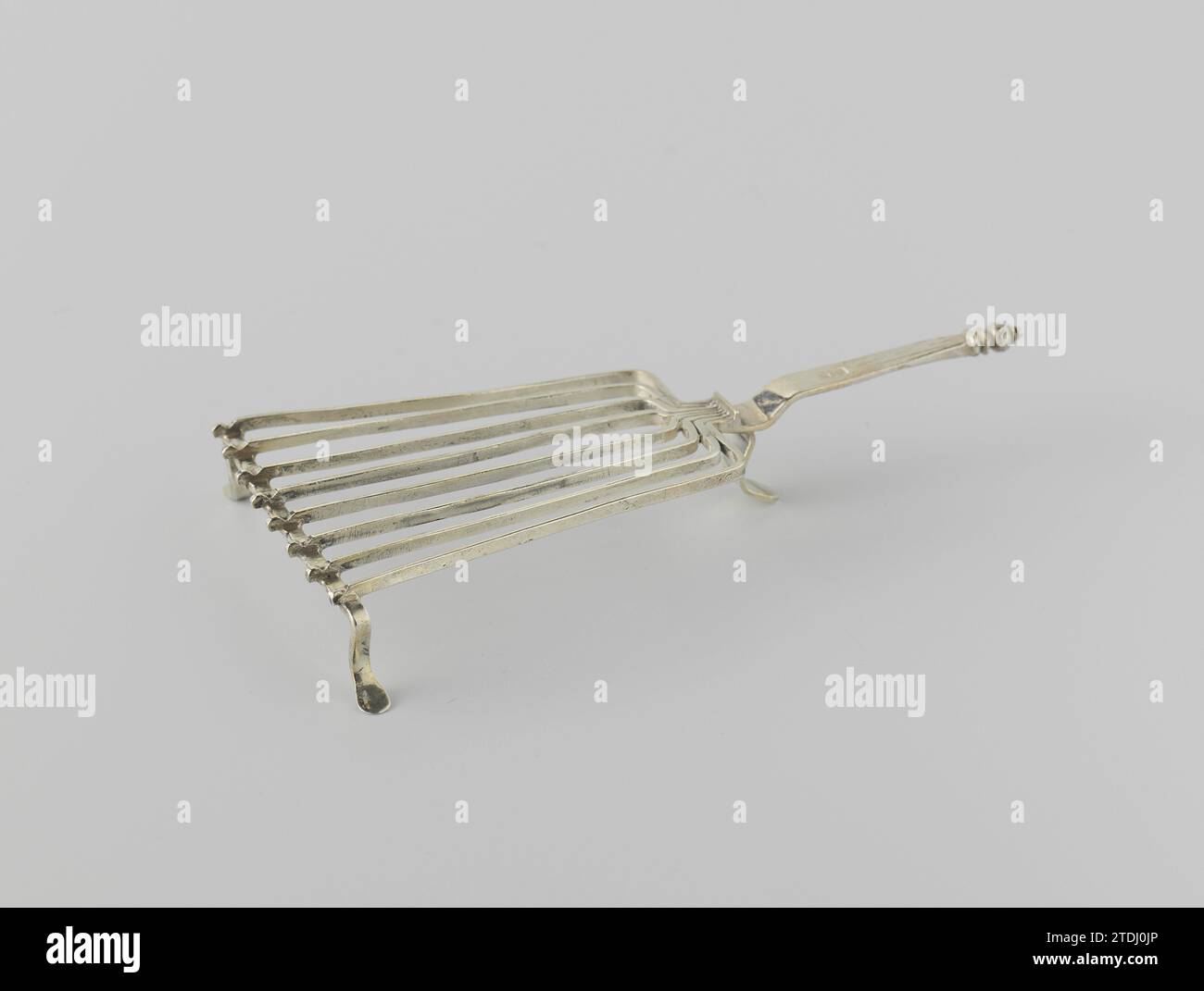 Hahn, anonym, ca. 1775 - ca. 1800 Braten auf drei Beinen und einem flachen Griff mit einem Knopf am Ende Der Zeitplan hat acht Balken. Das Gitter ist mit dem Symbol V in Schild versehen. Niederlande Silber (Metall) Roast auf drei Beinen und einem flachen Griff mit einem Knopf am Ende Der Zeitplan hat acht Balken. Das Gitter ist mit dem Symbol V in Schild versehen. Niederlande Silber (Metall) Stockfoto