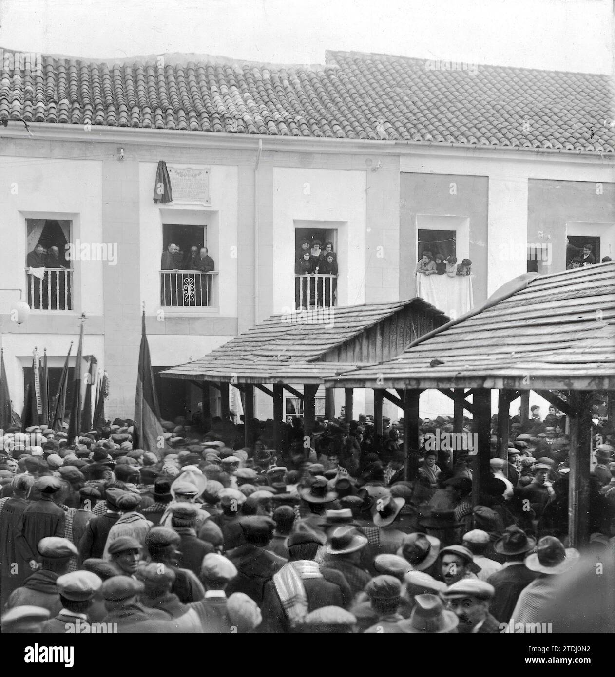 02/28/1910. Hommage an Chapi in Villena. Feierlicher Moment, um den Gedenkgrabstein zu entdecken, der in dem Haus platziert wurde, in dem der berühmte Musiker geboren wurde. Foto: Ibáñez. Quelle: Album / Archivo ABC / Ibáñez Stockfoto