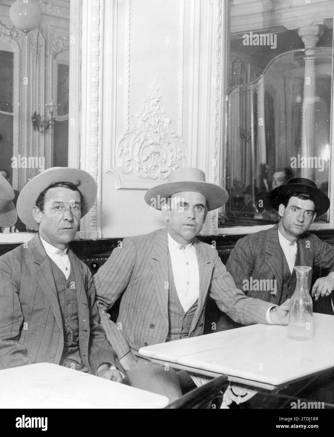 10/06/1908. In einem Café in der Alcalá-Straße in Madrid, gestern Nachmittag. Von links nach rechts: Bunny, Guerrita und Manolete Foto: Branger. Quelle: Album / Archivo ABC / M. Branger Stockfoto