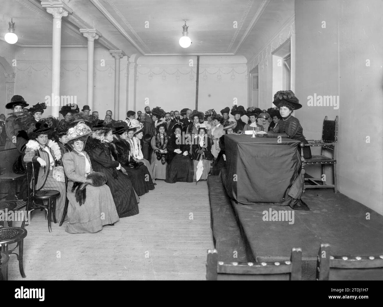 02/24/1908. Madrid. Miss María Echerri bei der Konferenz, die sie vorletzte Nacht im Sozialschutzzentrum gehalten hat. Quelle: Album/Archivo ABC Stockfoto