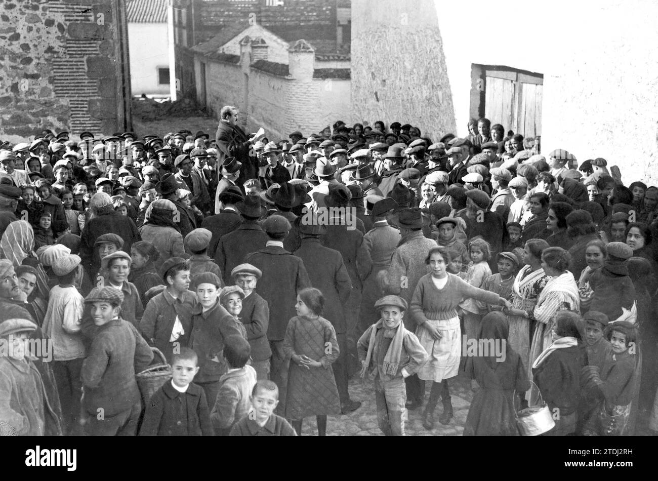 San Martín de Pusa (Toledo), Januar 1923. Tribut an einen illustren Arzt. Der Nachfahre von Dr. Muro, unser Kollege Romulo Muro (x), spricht nach der Entdeckung des Gedenksteins seines Wohltäters Großvater in der Nachbarschaft an. Quelle: Album / Archivo ABC / Alfonso Sánchez García Alfonso Stockfoto