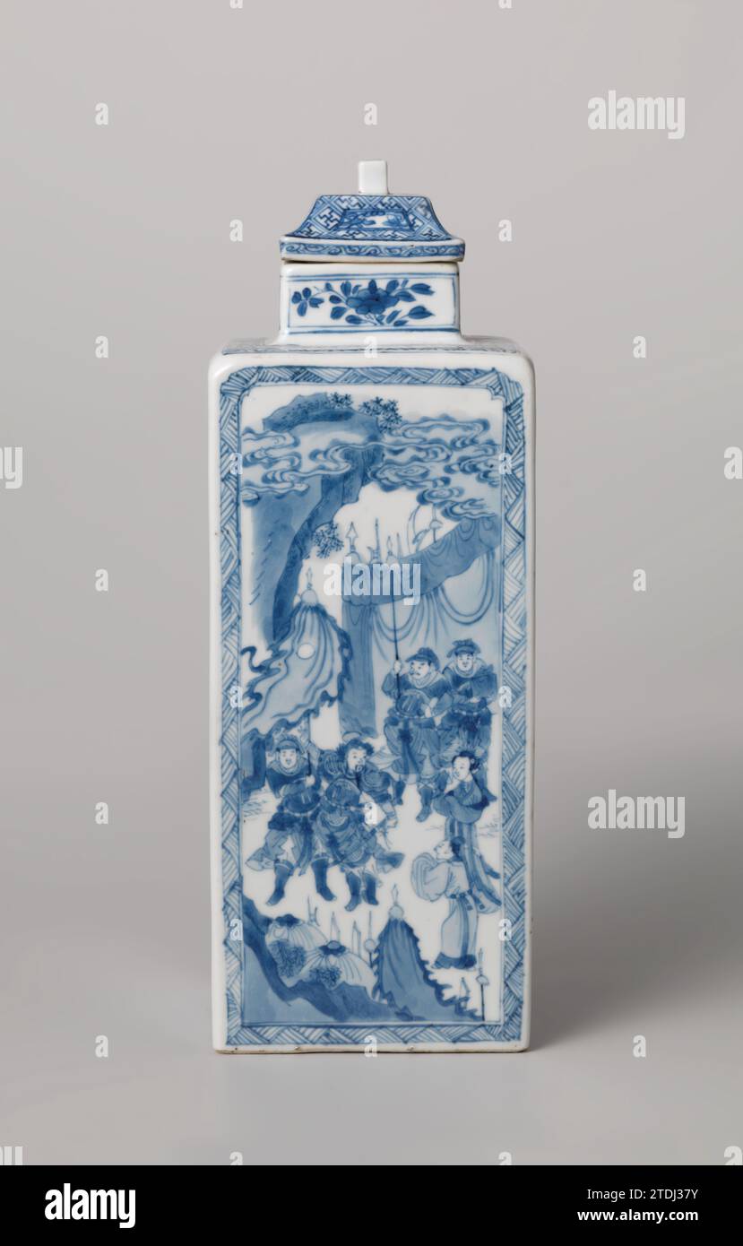 Quadratische Flasche mit erzählenden Szenen von Kriegern in einem Landschape, anonym, ca. 1675 - ca. 1699 quadratische Flasche Porzellan, in Unterglasurblau gemalt. An den Wänden sind lange Kartuschen mit gedrückten Ecken oben mit verschiedenen Kampfszenen zusammengedrückt: Krieger in einer Landschaft im Kampf gegen ein Pferd oder Krieger auf einer Terrasse vor einem Tisch mit Magistraten dahinter. Es handelt sich um verschiedene Szenen aus der Familie (), einer Sammlung chinesischer Folklore und Theaterstücke. Zu den Kartuschen eine Verbindung mit der Architektur. An der Schulter ein Band mit Hakenkreuzmuster und eine blühende Pflanze am nec Stockfoto