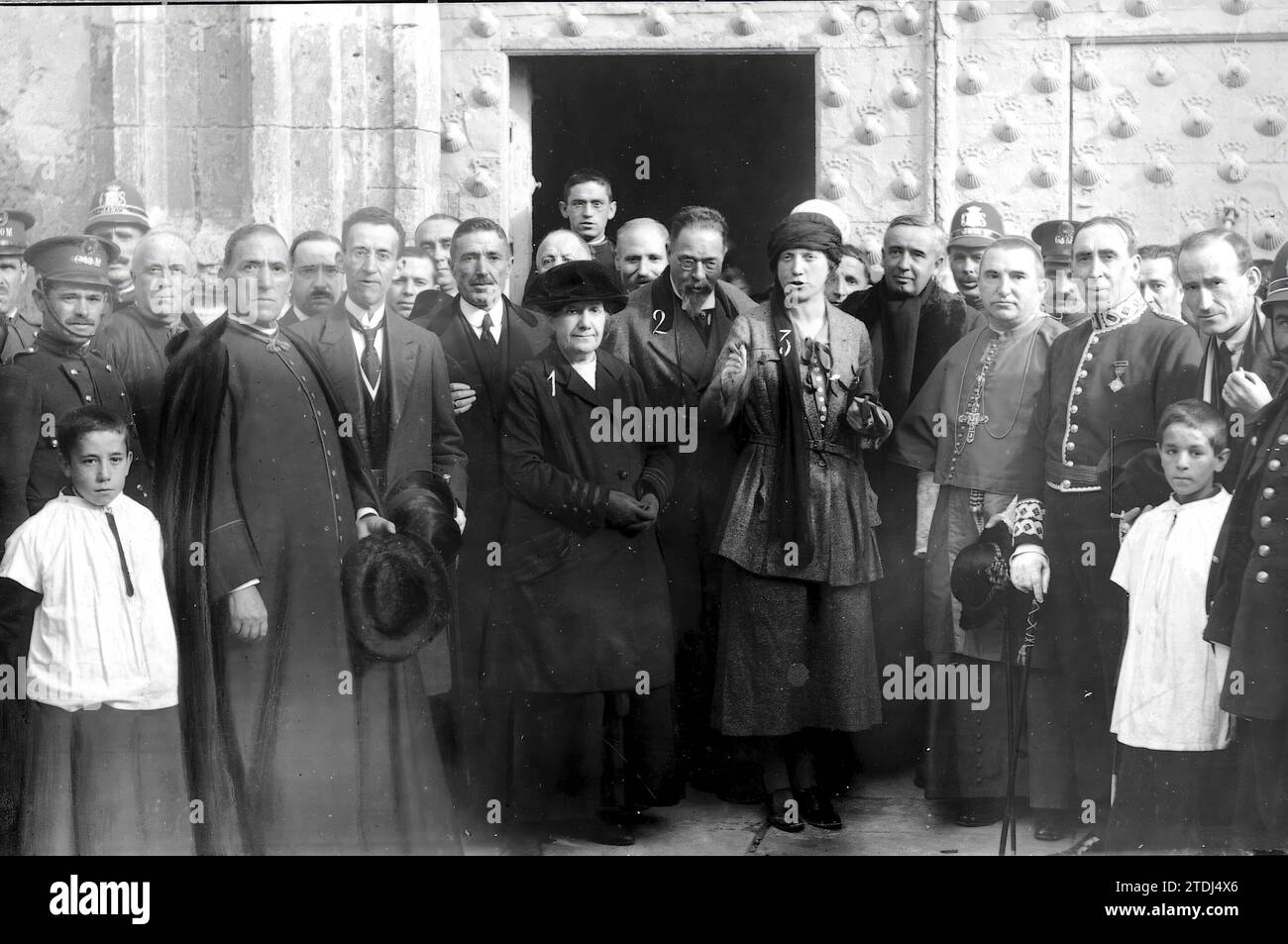 10/31/1922. Becken. Nach dem Verlassen der Kathedrale. Die Infantin Doña Paz (1), mit ihrem Ehemann, Prinz Luis Fernando von Bayern (2), und ihrer Tochter Infantin Doña Pilar (3), begleitet von den kirchlichen, zivilen und militärischen Behörden. (Foto Aguilar) -. Quelle: Album/Archivo ABC Stockfoto