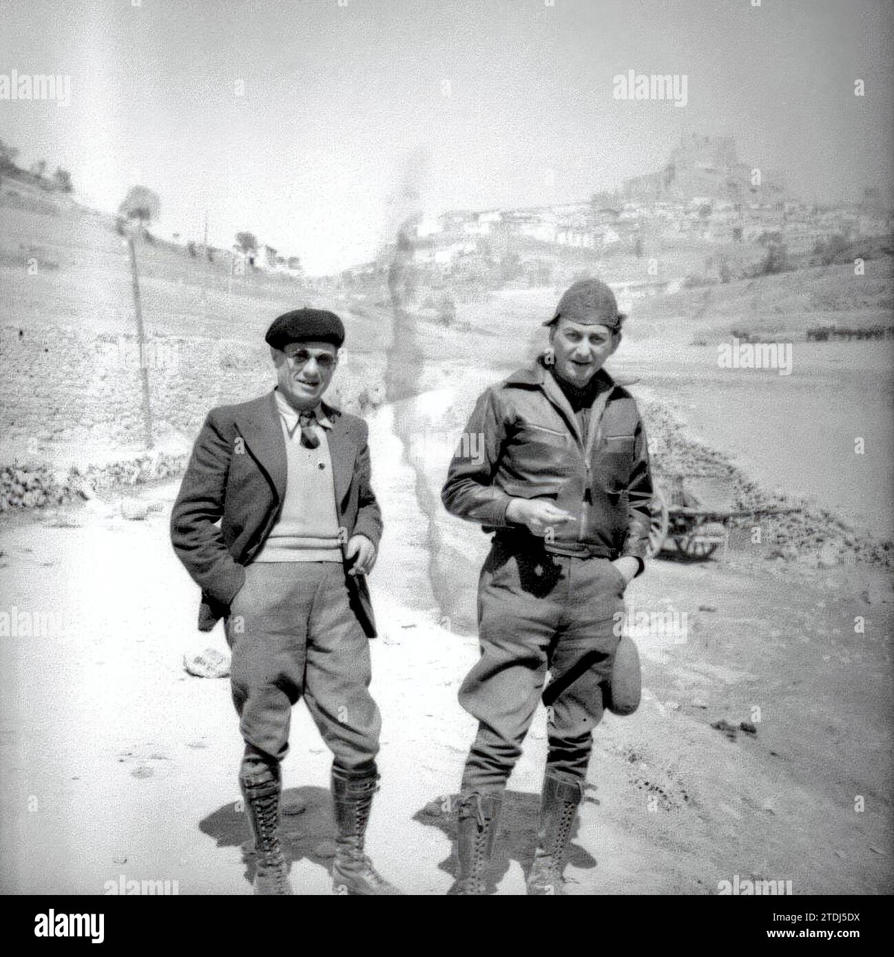 Fotos von Albert-Louis Deschamps......... Deschamps mit einem Reporter der Zeitschrift L'Illustration, Ventido de Motorista, im Fonod wahrscheinlich Morella....1938. Quelle: Album / Archivo ABC / Albert Louis Deschamps Stockfoto