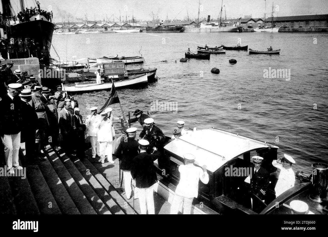 06/30/1926. Barcelona. Am Peace Pier. Die Marineminister (1) und Kriegsminister (2), nach dem Ausstieg vom Dampfschiff „Prinzessin von Asturien“, auf dem sie die Reise von Palma de Mallorca aus unternahmen. Quelle: Album / Archivo ABC / Josep Brangulí Stockfoto