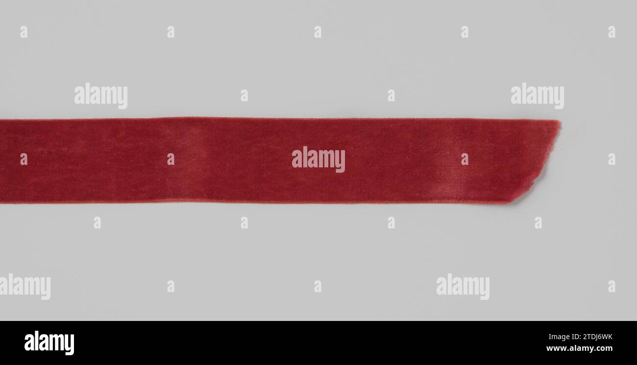 Band aus rosa-rotem Samt, anonym, ca. 1400 - ca. 1950 Band aus rosa-rotem Samt. West-Europa Samt (Stoffgewebe) Band aus rosa-rotem Samt. West-Europa Samt (Gewebegewebe) Stockfoto