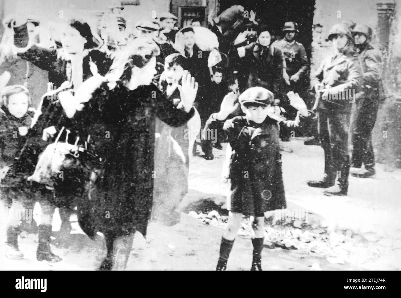 Deutsche Truppen eskortieren Juden aus dem Warschauer Ghetto, darunter der Junge Arthur Schmiontak. Im Oktober 1940 wurden alle Juden in Warschau gezwungen, sich auf einen Teil der Stadt zu konzentrieren. Am 31. Des gleichen Monats wurde das Ghetto geschlossen. Am 19. April 1943 begann eine direkte Konfrontation mit den deutschen Truppen, die mit der symbolischen Sprengung der großen Synagoge endete. Das Ghetto war in Schutt gerissen worden. Tausende Menschen starben, andere wurden erschossen und Überlebende in Konzentrationslager geschickt. Quelle: Album/Archivo ABC Stockfoto