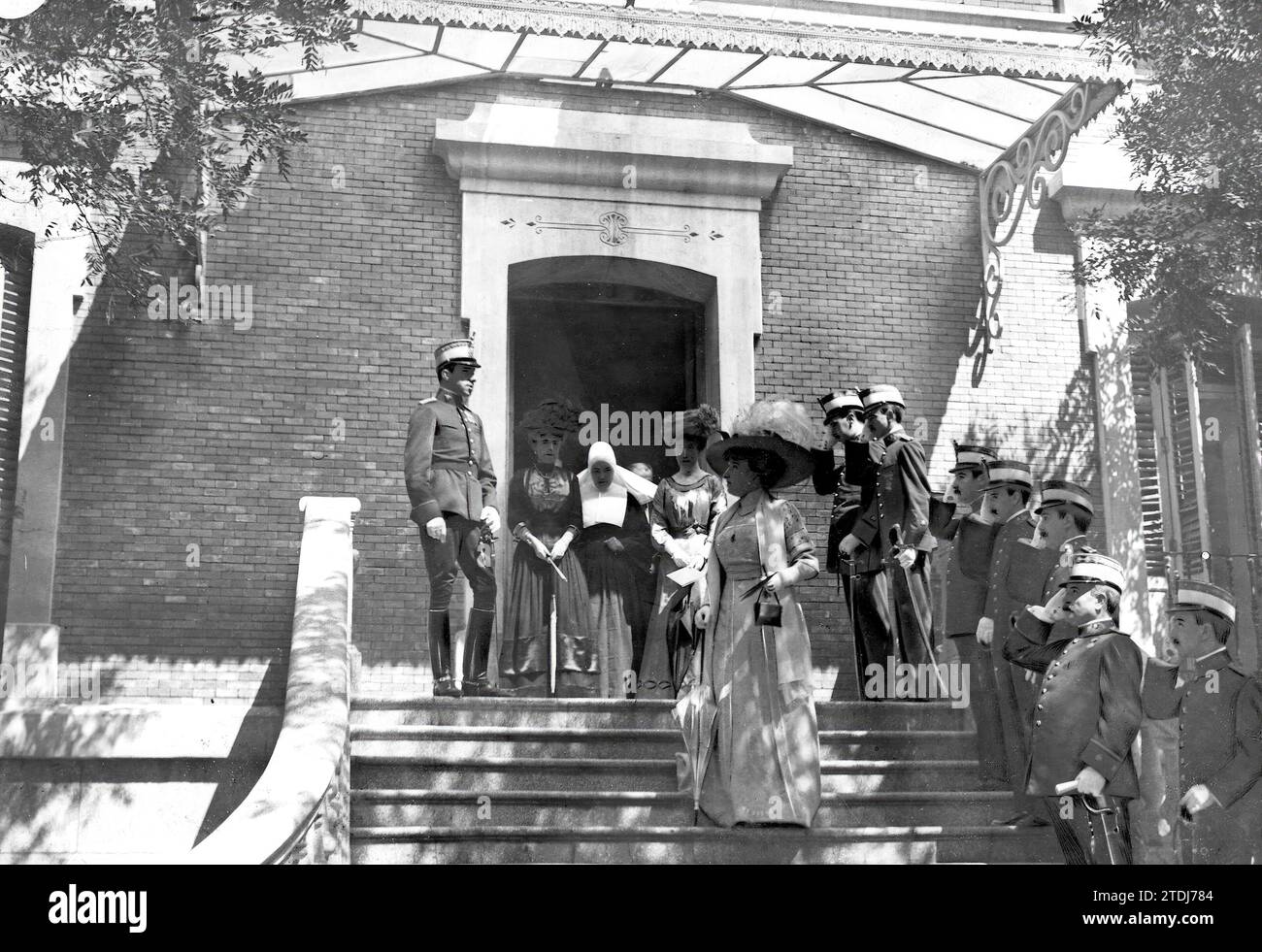 06/22/1910. Entdeckung eines Grabsteins im Militärkrankenhaus Carabanchel. Die königliche Familie nach dem Verlassen des Krankenhauses nach der feierlichen Zeremonie, die vom Military Health Corps organisiert wurde. Quelle: Album / Archivo ABC / Francisco Goñi Stockfoto