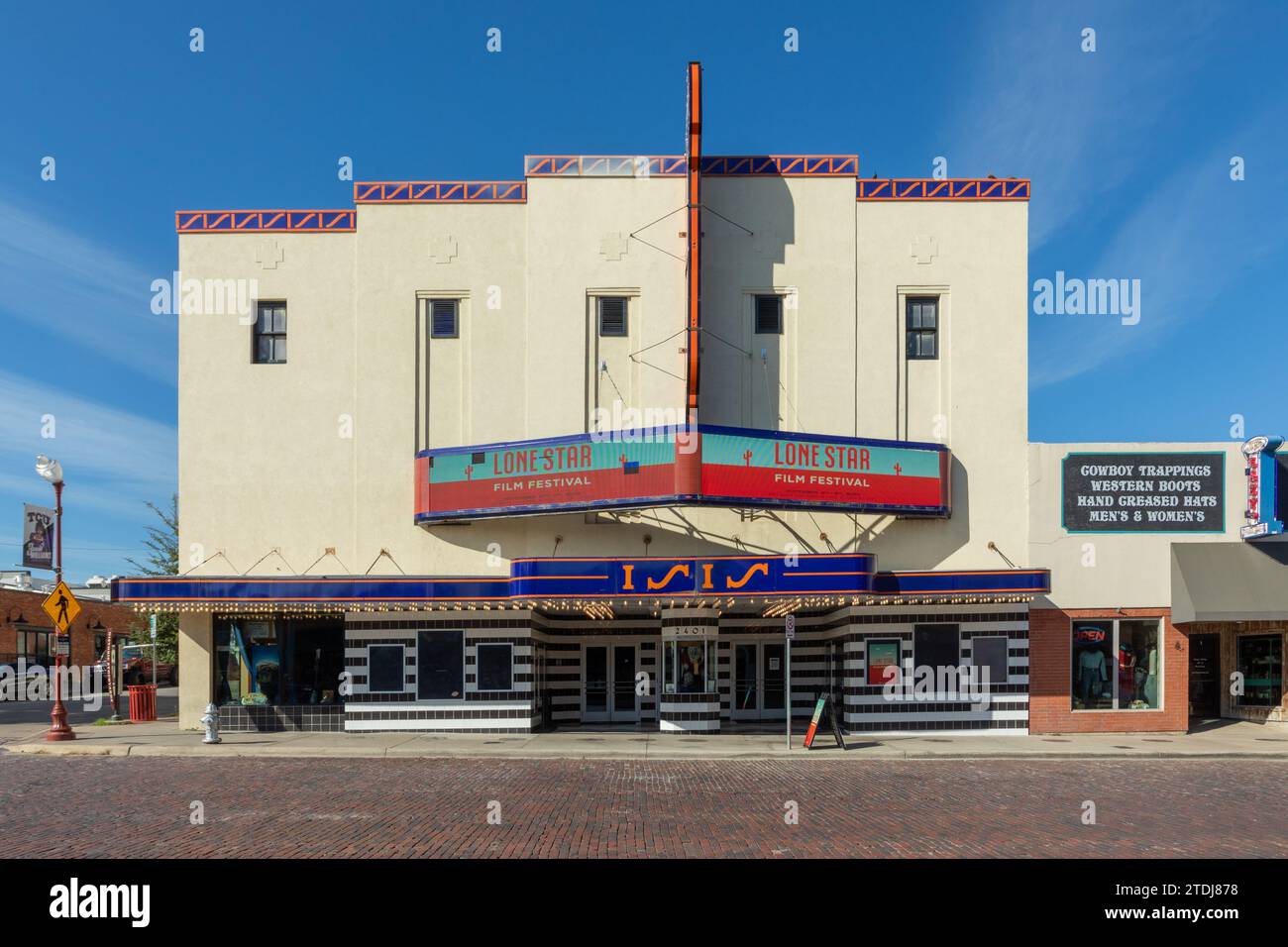 Fort Worth, USA - 5. November 2023: Altes klassisches Kino isis in Fort Worth Stockyards, das für das Lone Star Filmfestival wirbt. Stockfoto