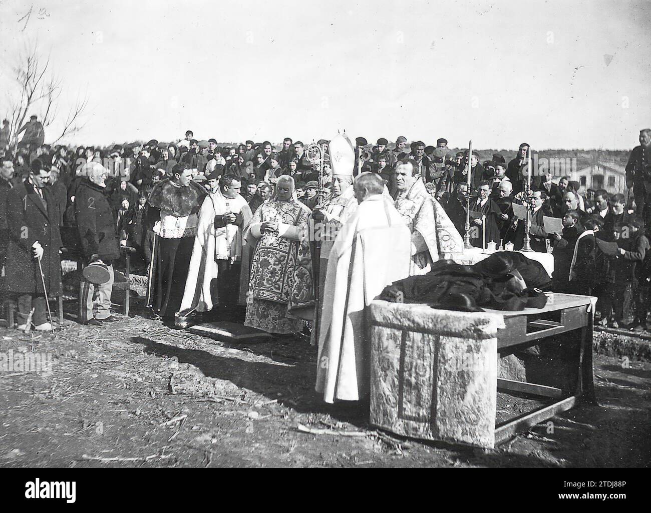 01/31/1921. Barbastro. Eröffnungszeremonie. Der Bürgermeister von Barbastro (X), zusammen mit dem Generalhauptmann der Region, Juan Ampudía (2), in der Platzierung und Segnung durch den Bischof der Diözese (3), Emilio Jiménez Pérez des ersten Steins der Artillerie-Kaserne. Foto: Melendo -. Quelle: Album/Archivo ABC Stockfoto