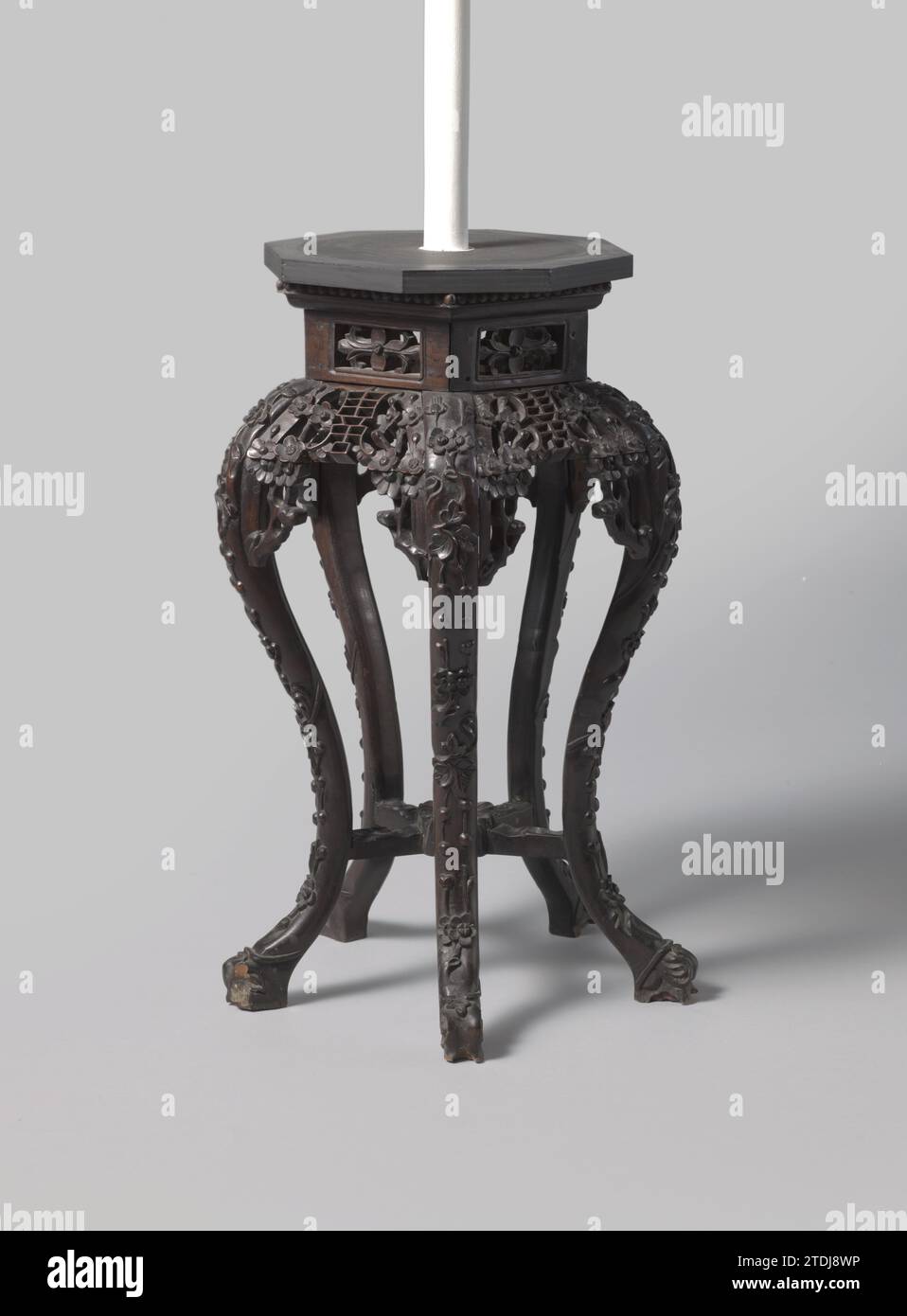 Tisch mit sechseckigen Blättern und Unterkonstruktion, auf S-förmigen Beinen, dekoriert mit Blumen- und Blattmotiven , 1850- 1900 eiserner Holztisch. Das sechseckige Blatt ist mit einem Perlenrand beschnitten und liegt auf einer sechseckigen Unterkonstruktion aus sechs liegenden Tafeln mit Blumen- und Blattmotiven. Das ganze steht auf fünf langen S-förmigen Beinen, die ebenfalls mit Blumen- und Blattmotiven verziert sind. Die Knie der Beine und der Raum dazwischen sind mit Ästen gefüllt, die mit Blüten und Zäunen versehen sind. Die Beine sind durch fünf als Speichen eines Rades mit einer Rosette in der Mitte miteinander verbunden. Kantonsholz (Pflanzenmaterial Stockfoto