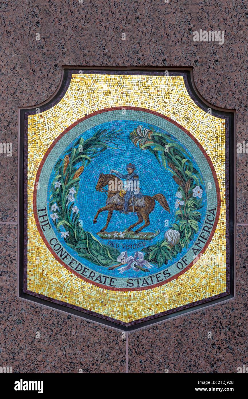 Austin, Texas - 3. November 2023: USA Wappen für die konföderierten staaten von Amerika an der Vorderseite der Texas State Library in Austin, USA. Stockfoto