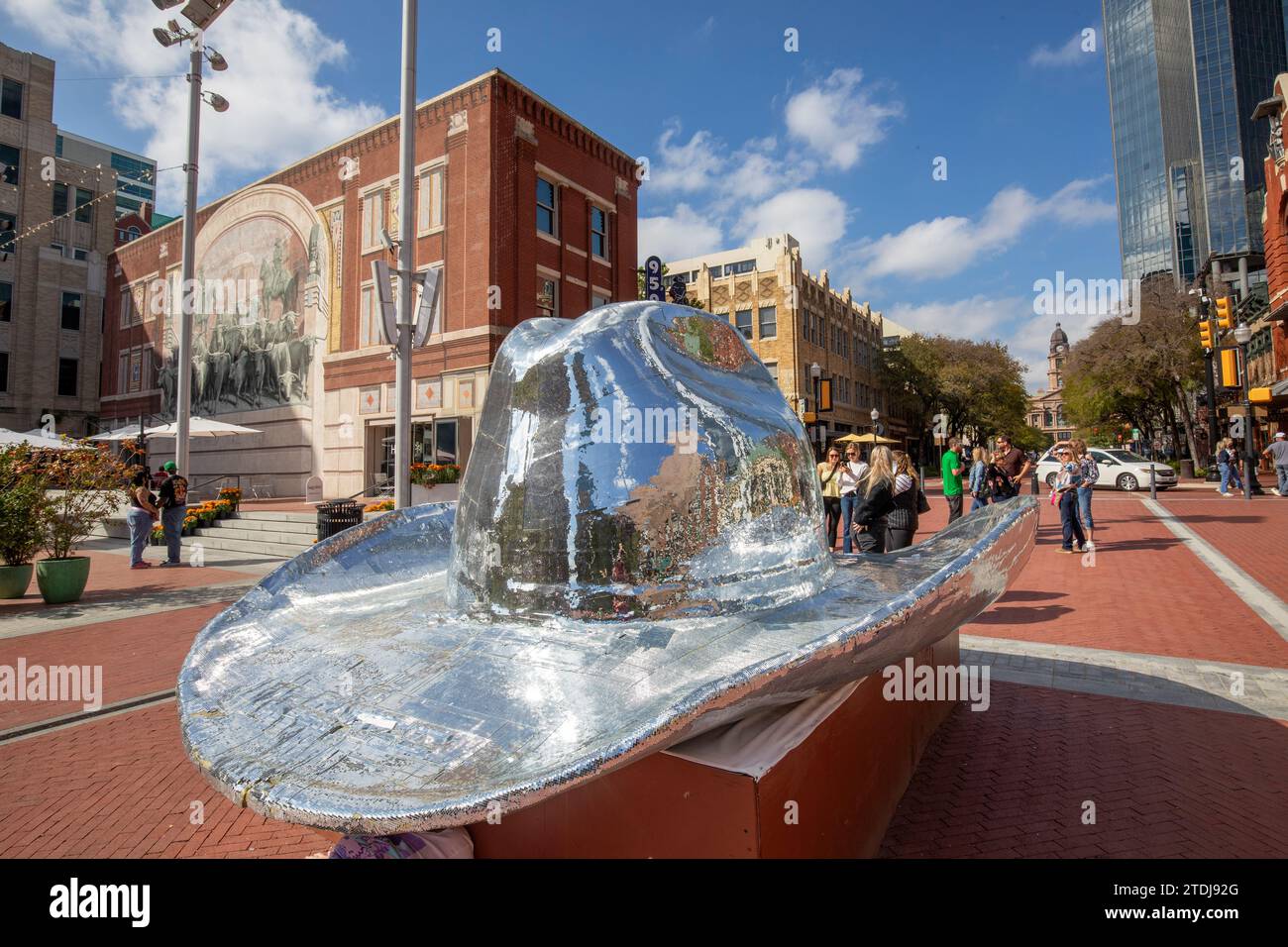 Fort Worth, Texas - 4. November 2023: Der Disco Cowboy Hut im Sundance Plaza in Fort Worth an der Main Street. Stockfoto