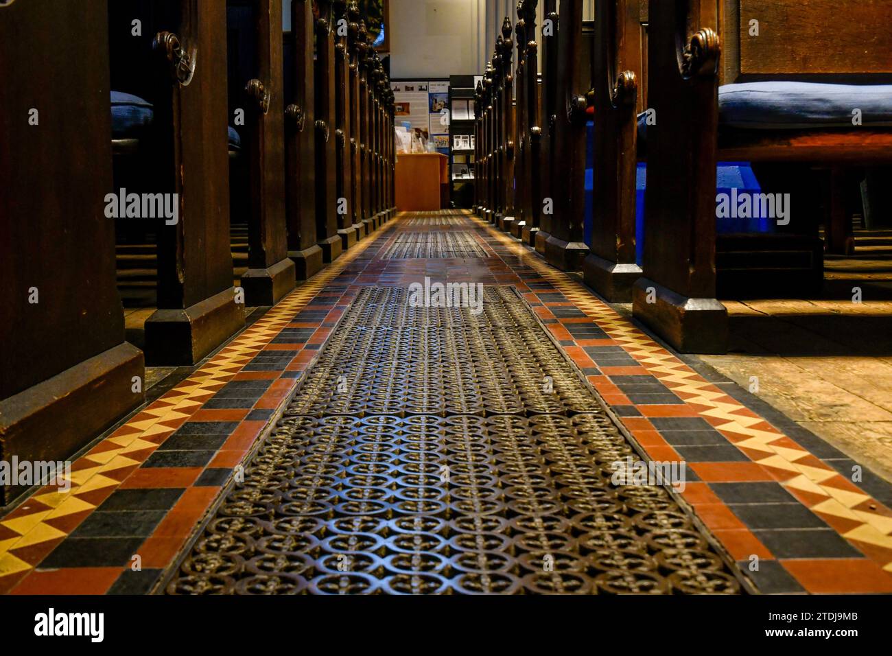 Kirchengang & Grill Floor Nahaufnahme, St John's Episcopal Church Edinburgh, Schottland, Großbritannien Stockfoto