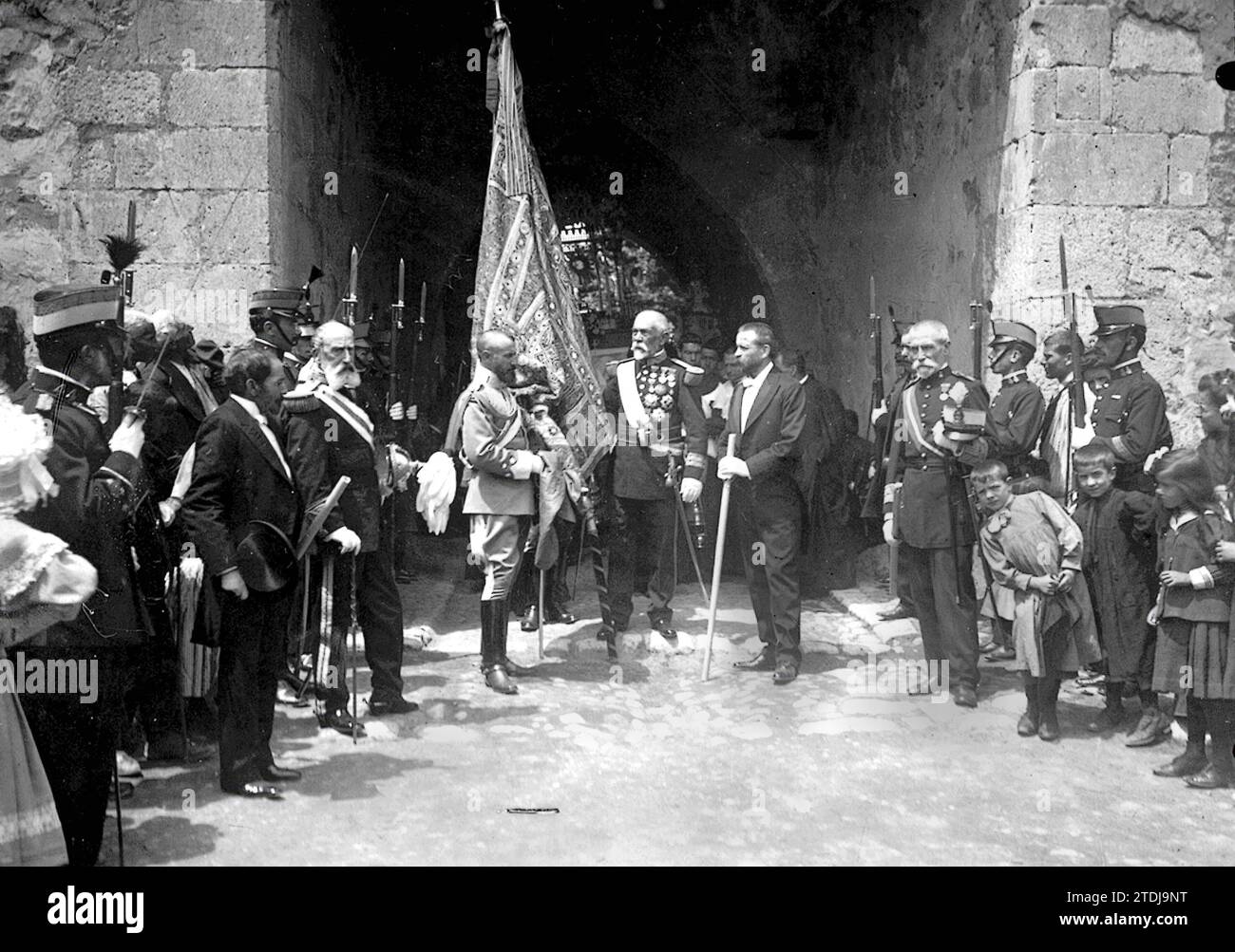 Burgos, 17.06.1909. Die Curpillos-Prozession. Vorsitz der zivil-militärischen Prozession. Der Hauptmann mit dem historischen Banner von Las Navas de Tolosa. Quelle: Album / Archivo ABC / Alfonso Vadillo Stockfoto
