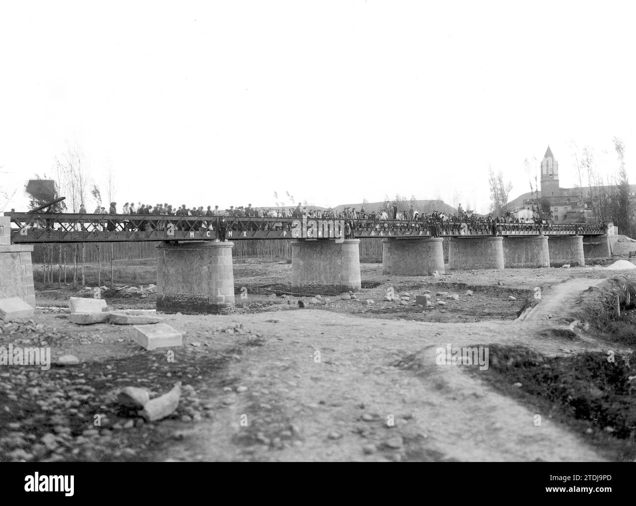 11/19/1910. Albenite – Logroño Prinz Alfonso Pio Metallbrücke, die gerade eröffnet wurde und die erste durch das Straßengesetz der Nachbarschaft gebaut wurde, wurde am 20. November fertiggestellt. Quelle: Album / Archivo ABC / Alberto Muro Stockfoto